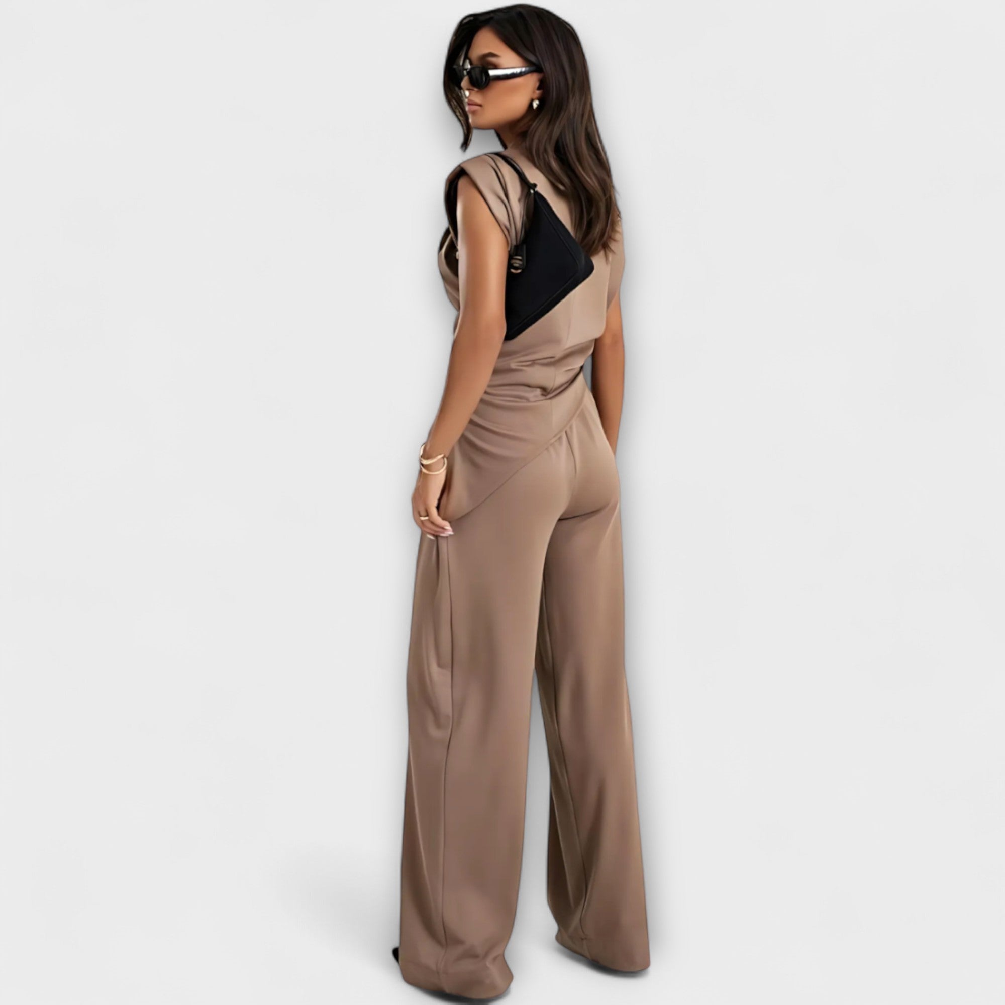 סט אסימטרי עם כתפיים דרמטיות