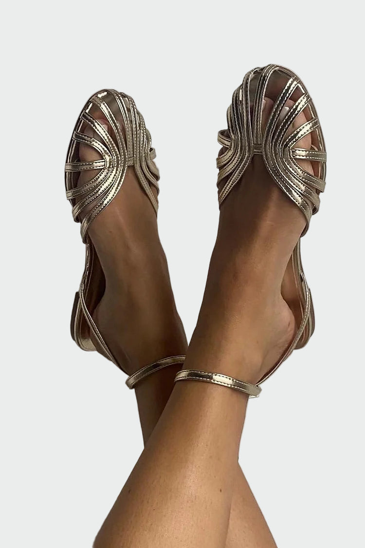 סנדל שטוח עם רצועות קלועות