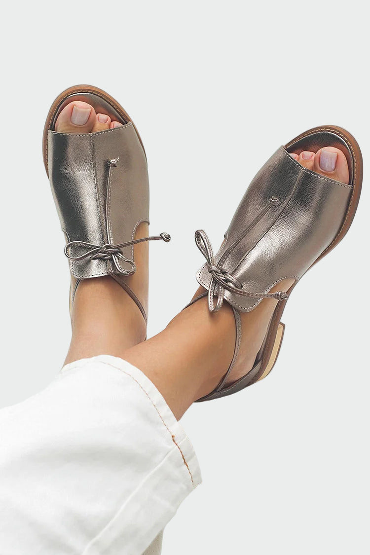 סנדלים עם רצועה מעוצבת