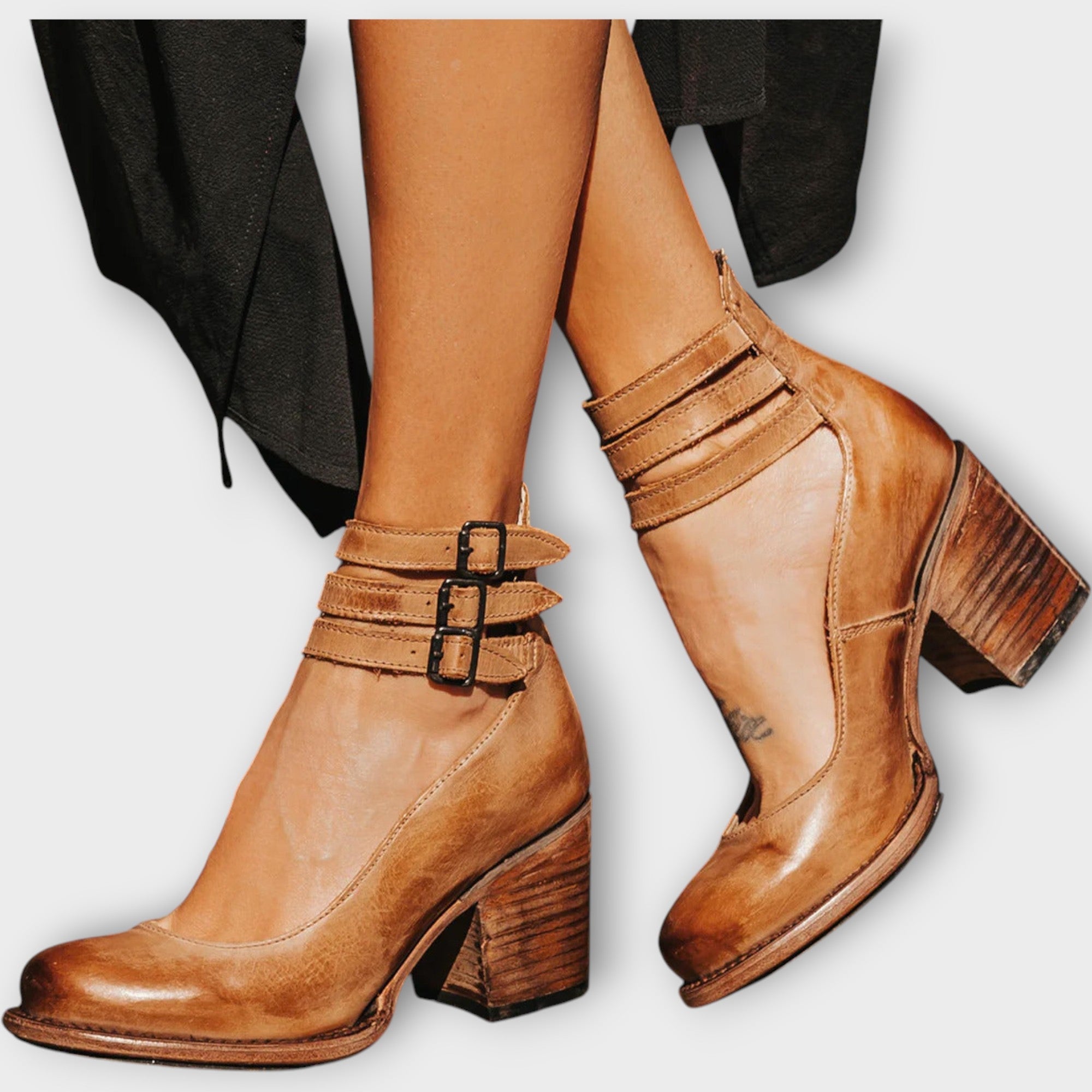 נעליים עם רצועות מרובות ועקב עבה