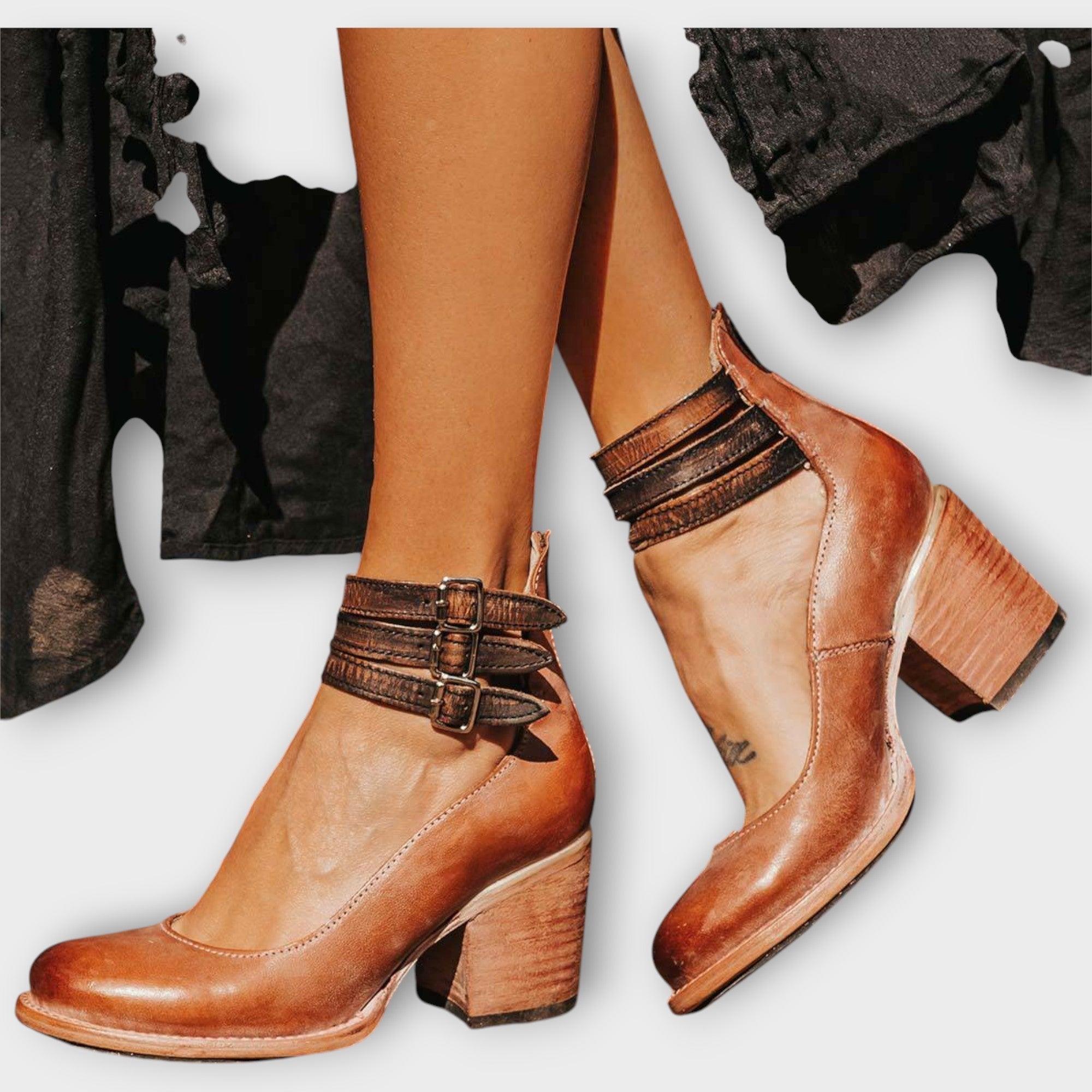 נעליים עם רצועות מרובות ועקב עבה