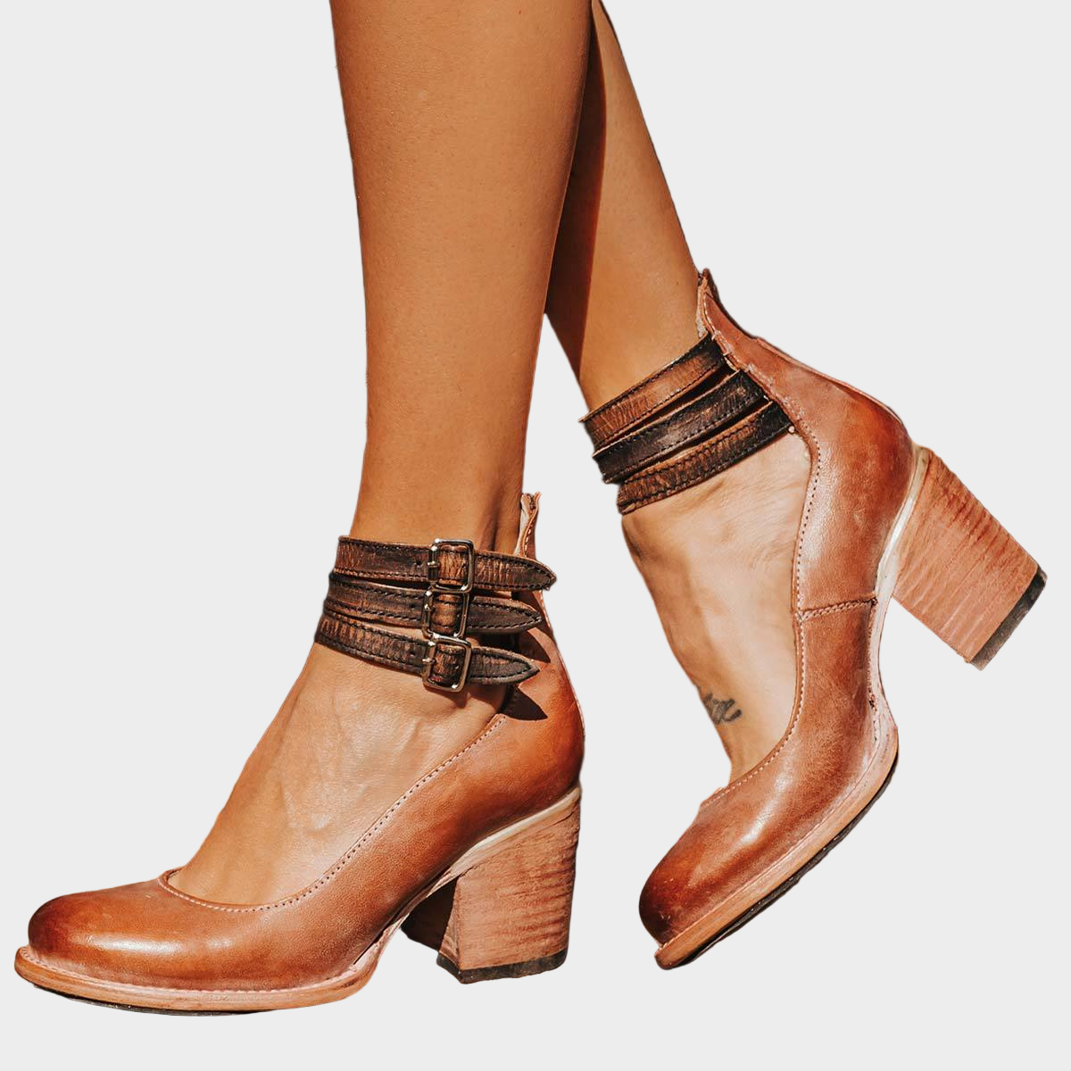 נעלי עקב עם רצועות מרובות ועקב עבה