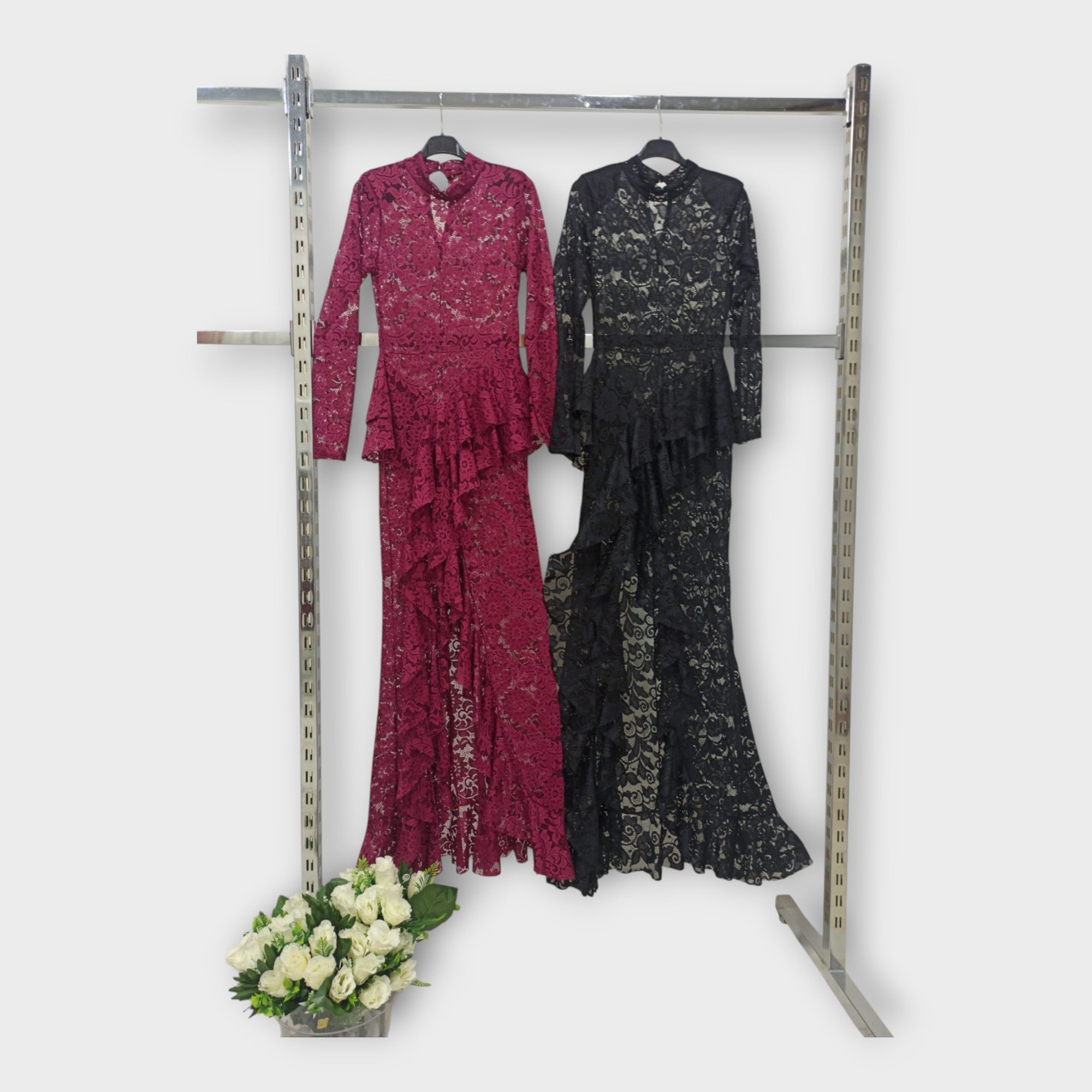 שמלת תחרה אסימטרית בעיצוב אלגנטי