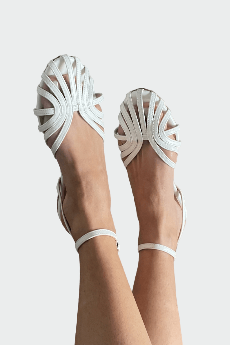 סנדל שטוח עם רצועות קלועות