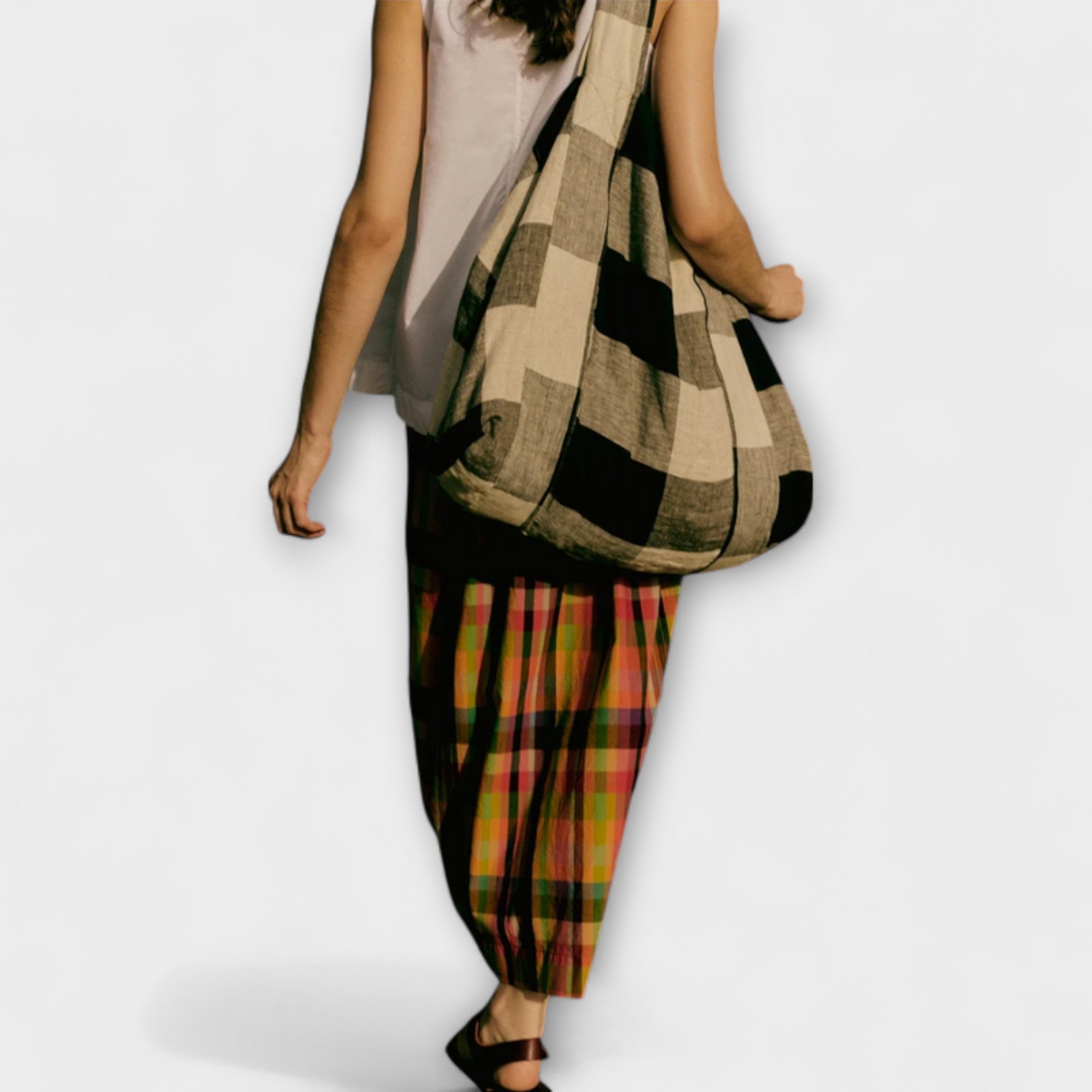 נלה – חצאית פליסרוק עם דוגמת פסים צבעונית