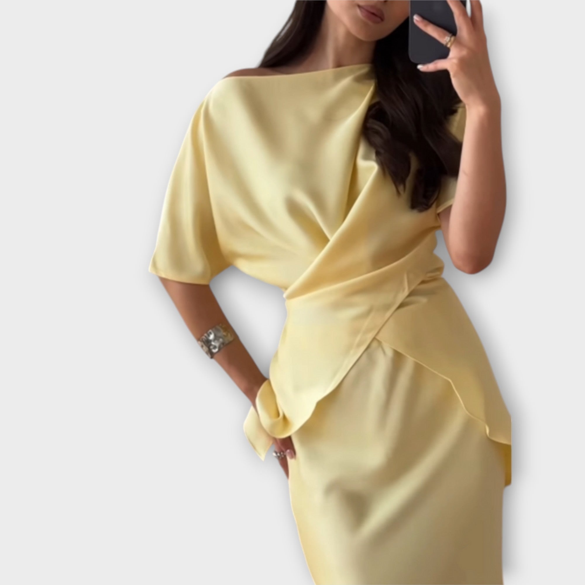 פיניה - טופ עם כתפיים חשופות ופרטי קשר עם חצאית