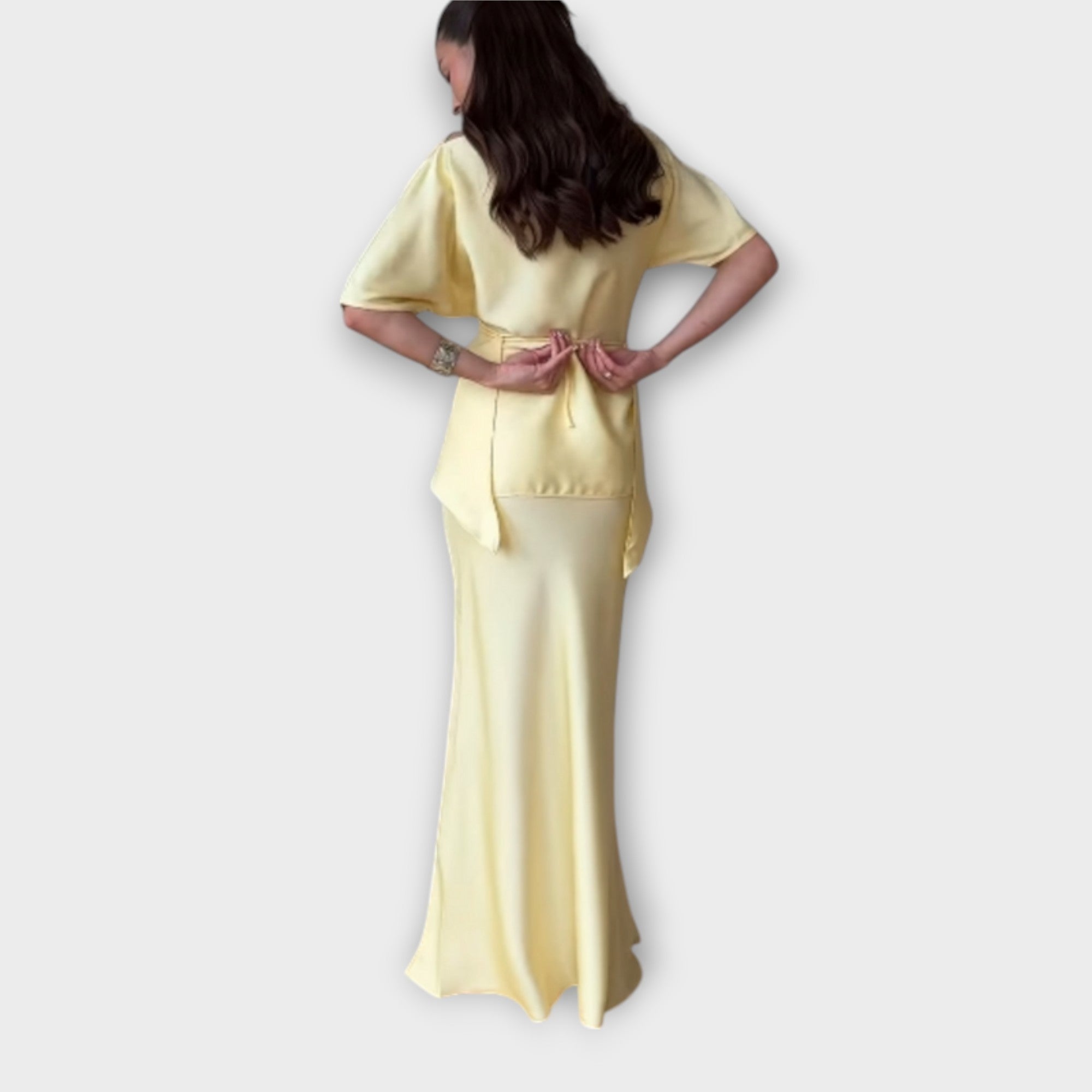 פיניה - טופ עם כתפיים חשופות ופרטי קשר עם חצאית