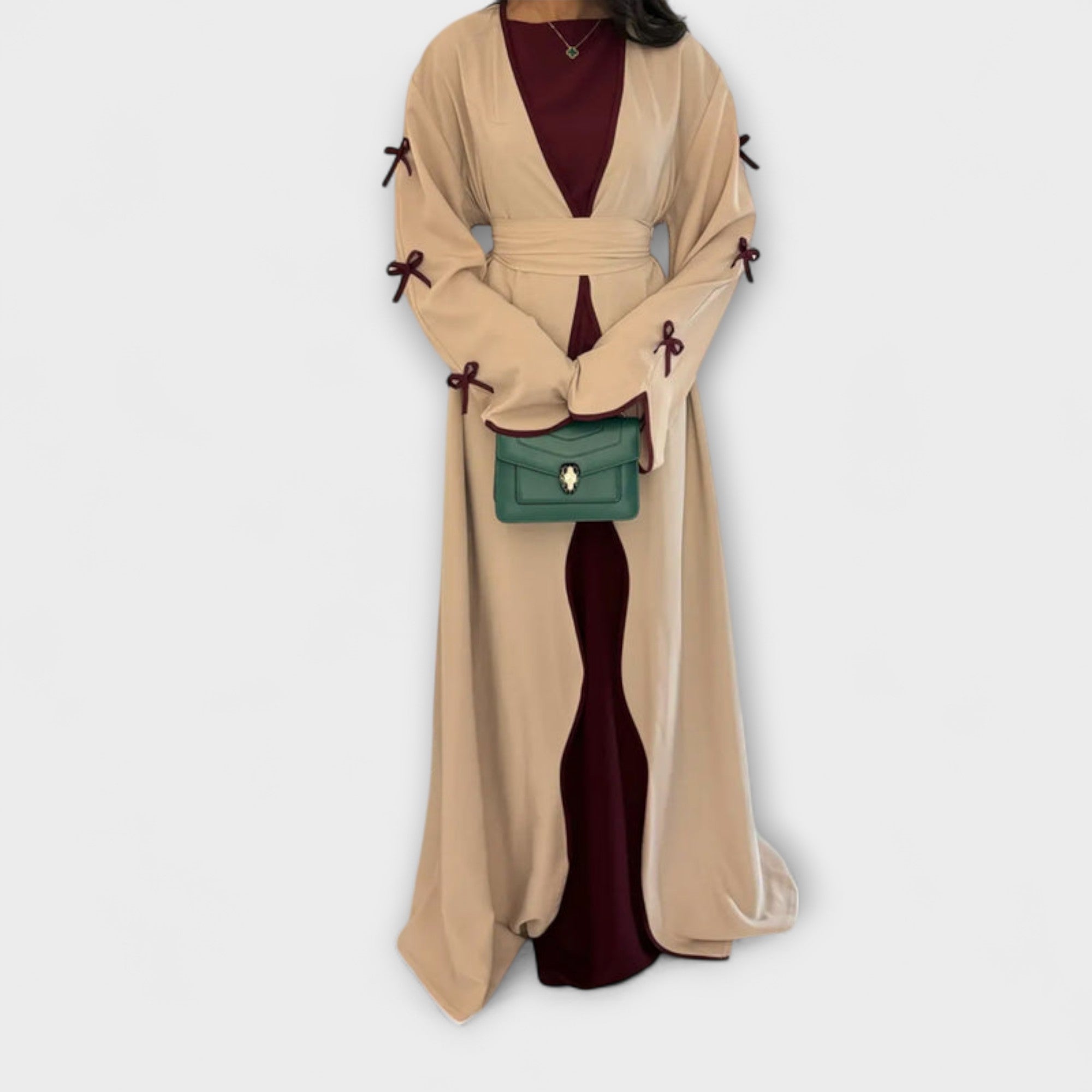 קרדיגן אופנתי ושמלה בשילוב עם קישוטים פסים