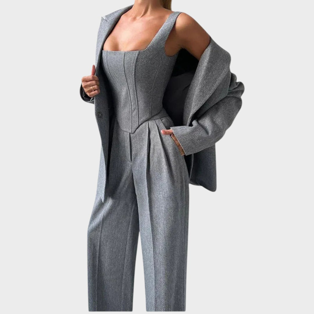 קרולינה – חליפת שלושה חלקים עוצמתית