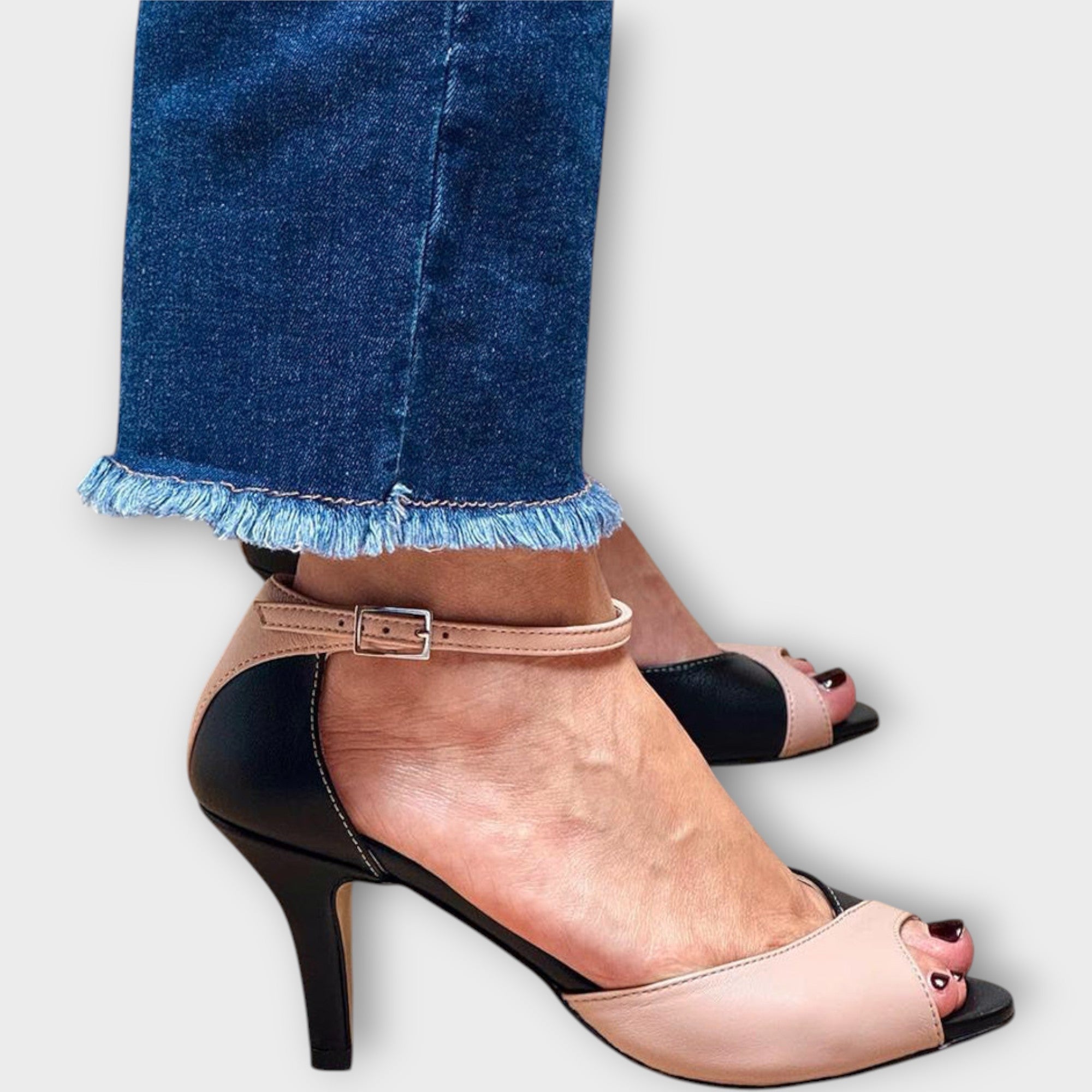 מגפיים עם עקב בינוני ורצועה בקרסול