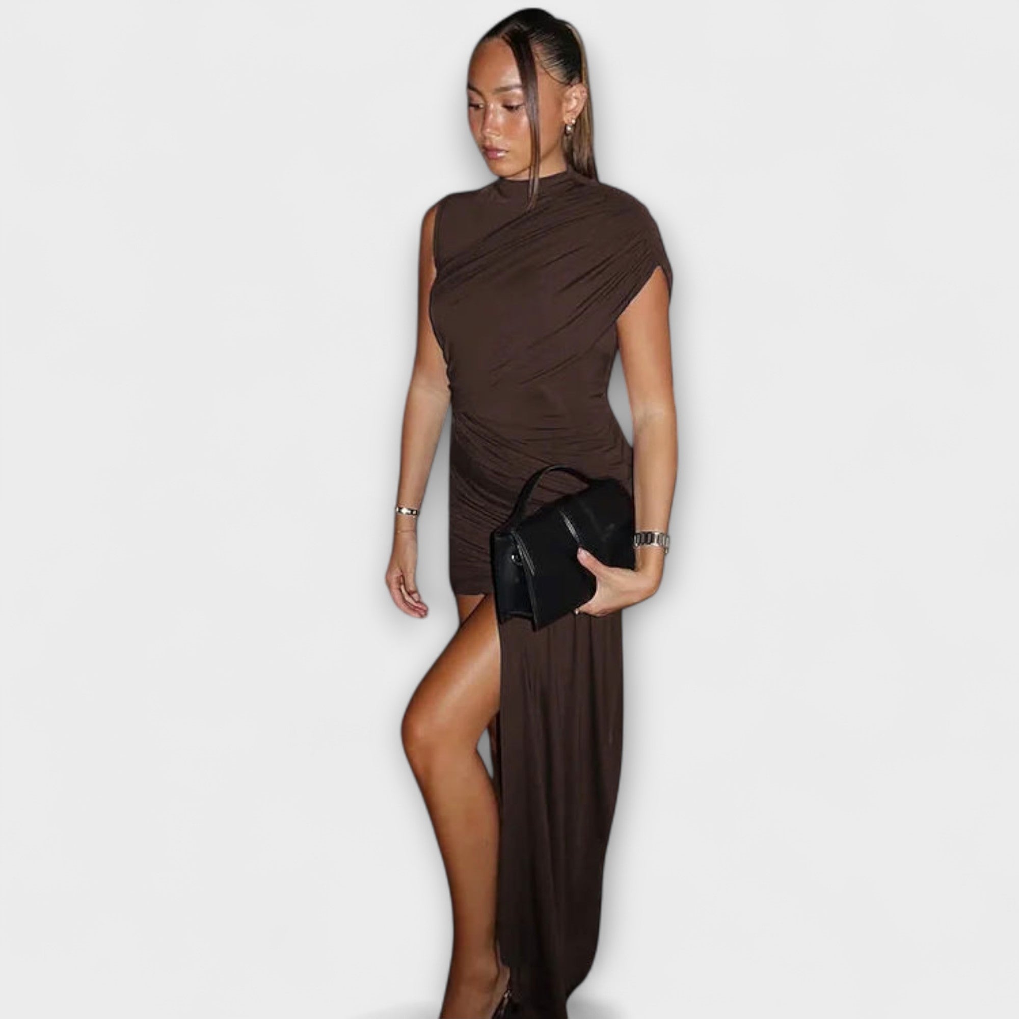 לילה - שמלה אופנתית, צמודה עם צווארון עגול ופליסה