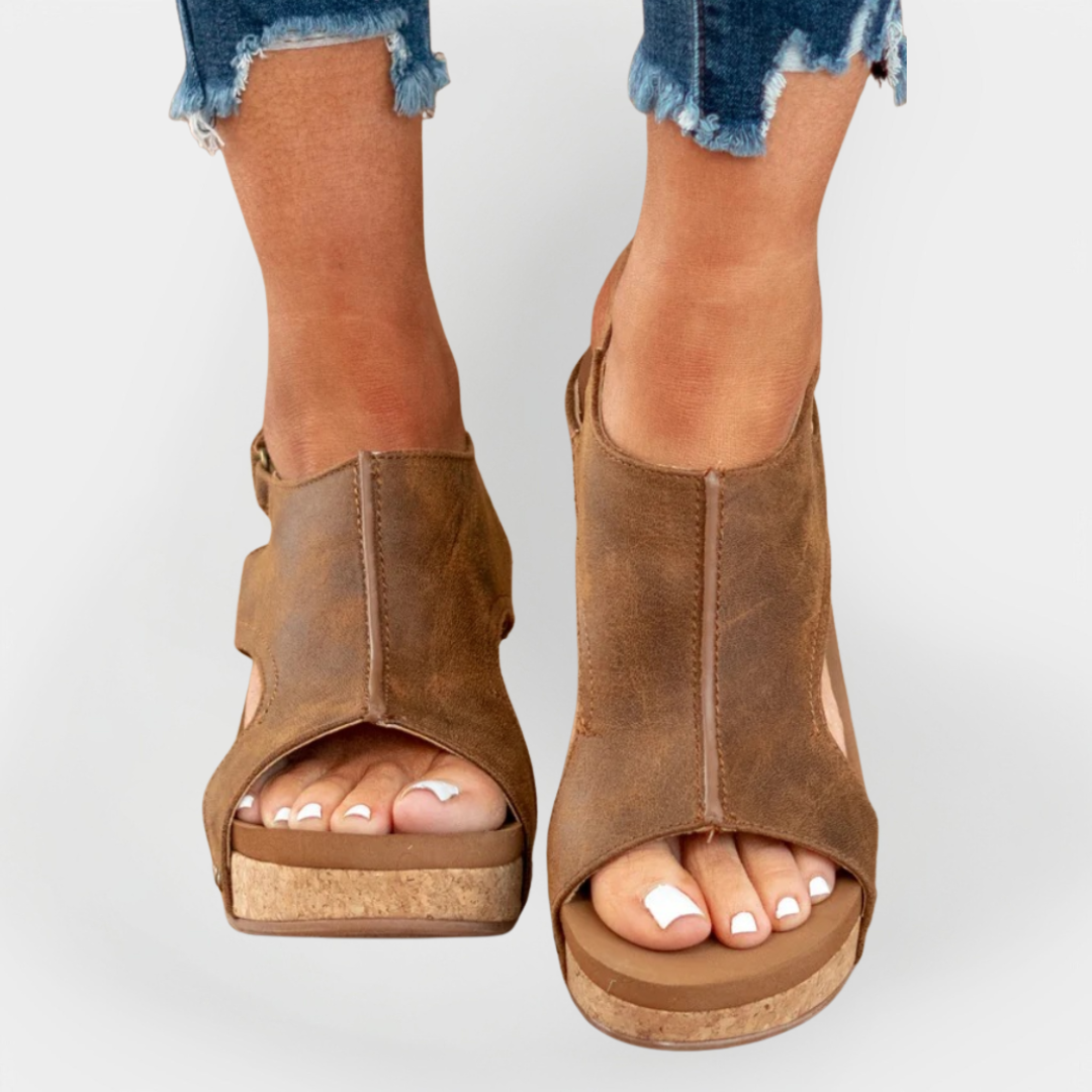 סנדלים מעור עם סוליה מוגבהת