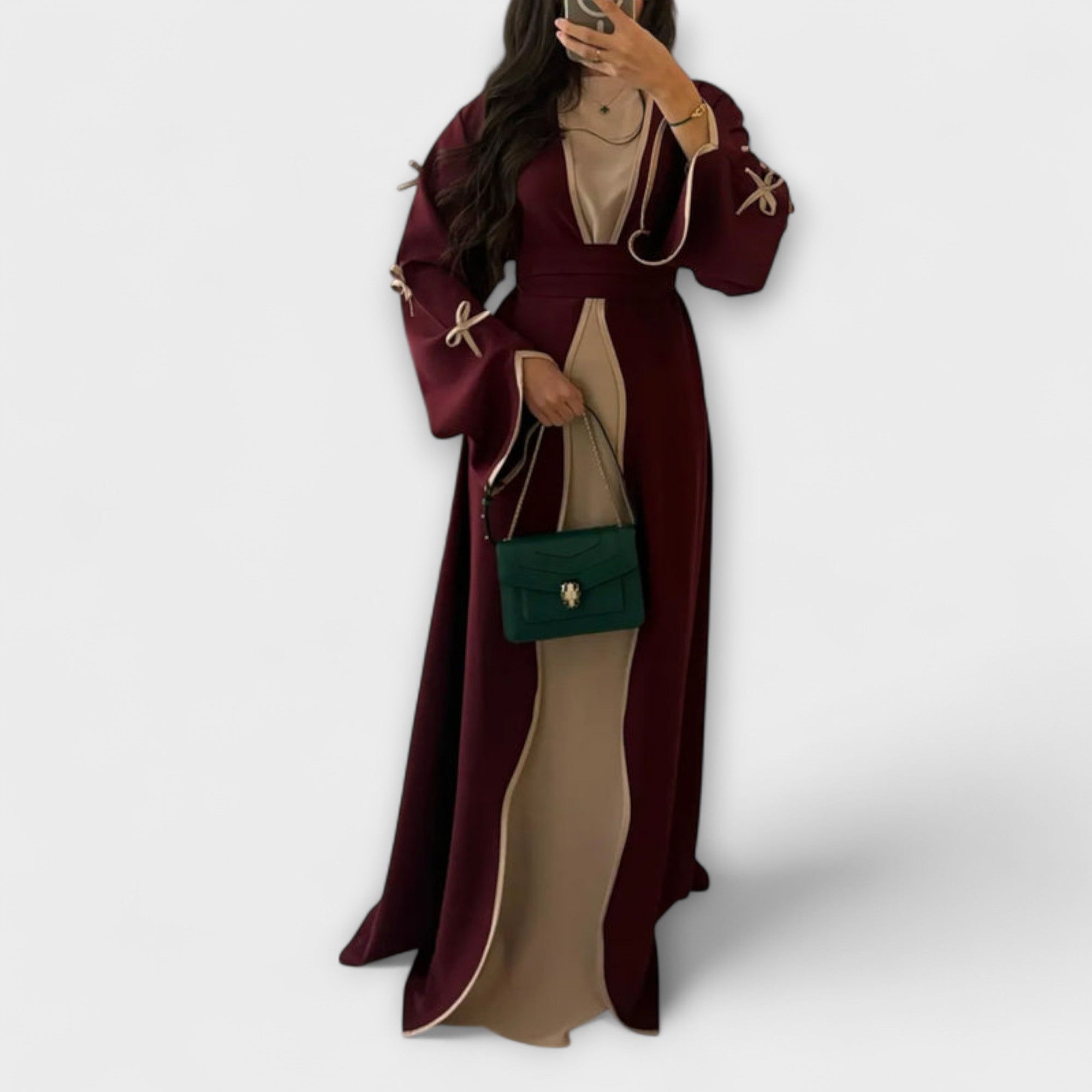 קרדיגן אופנתי ושמלה בשילוב עם קישוטים פסים