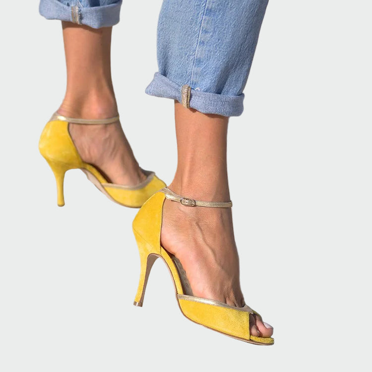 סנדלים עם עקב גבוה