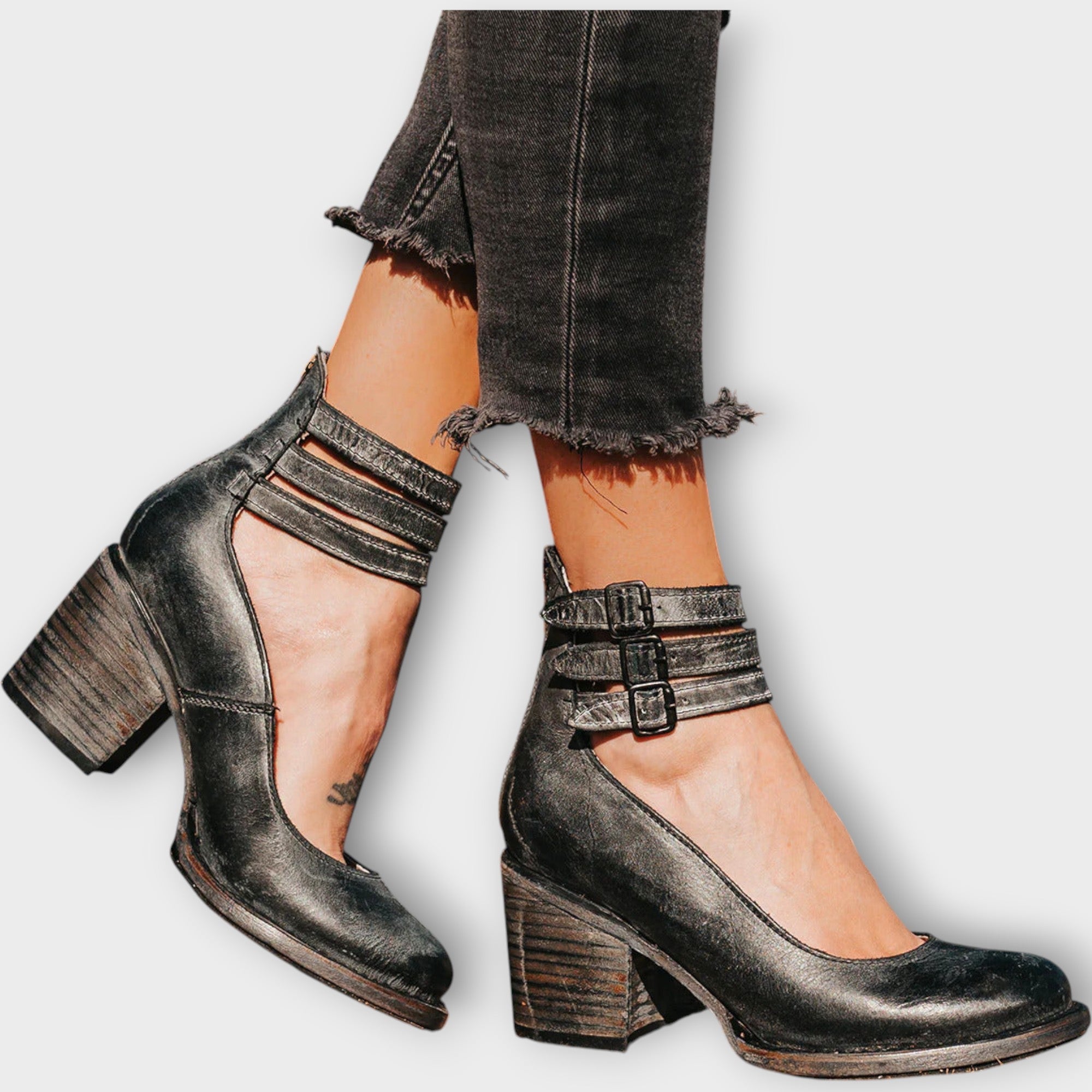 נעליים עם רצועות מרובות ועקב עבה