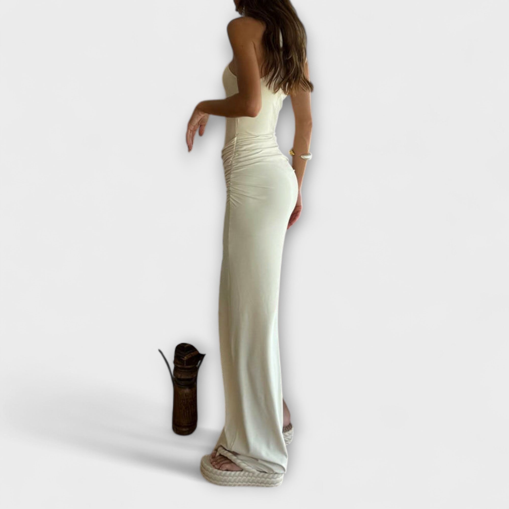 מינה - שמלת קאט-אאוט ללא שרוולים מפתה