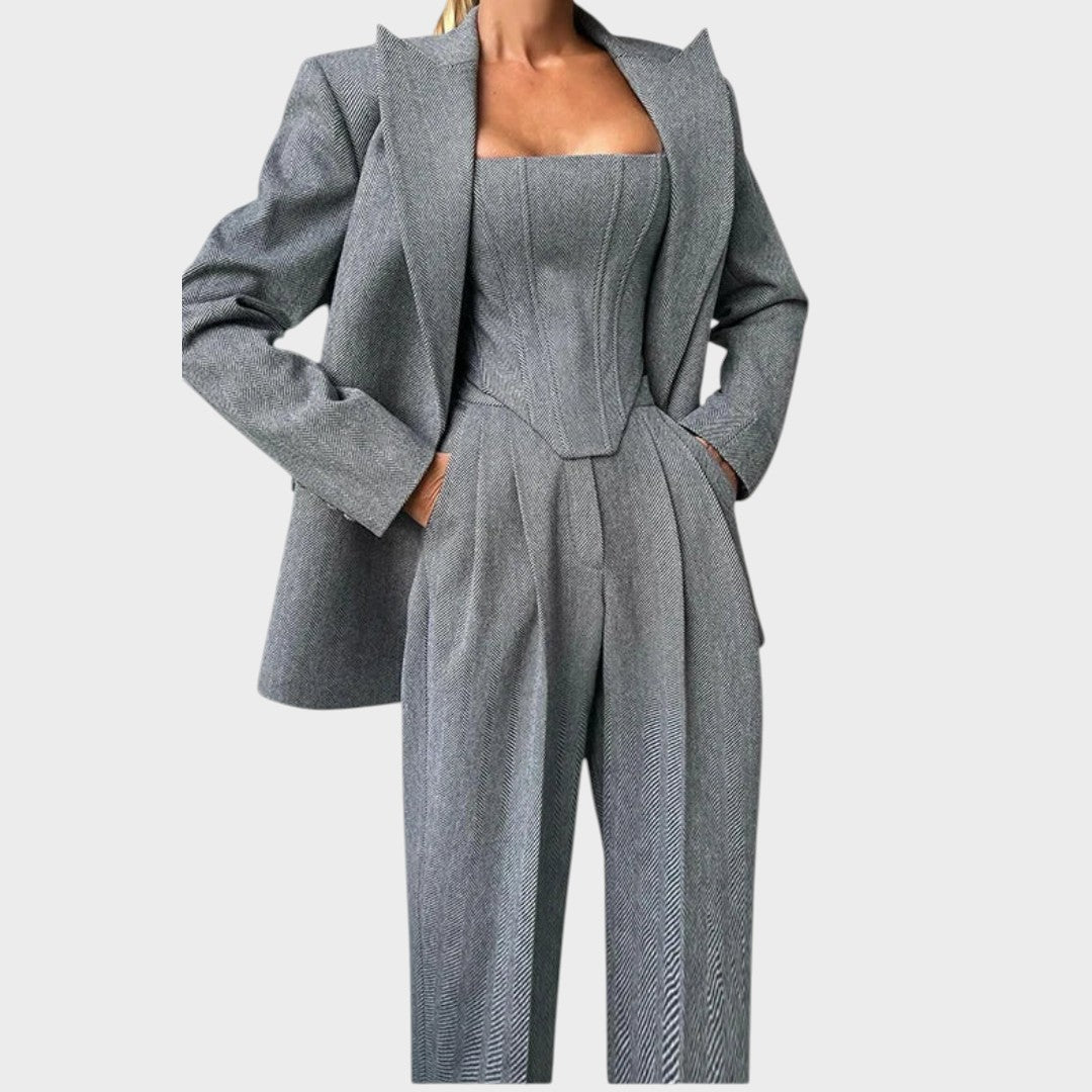 קרולינה – חליפת שלושה חלקים עוצמתית