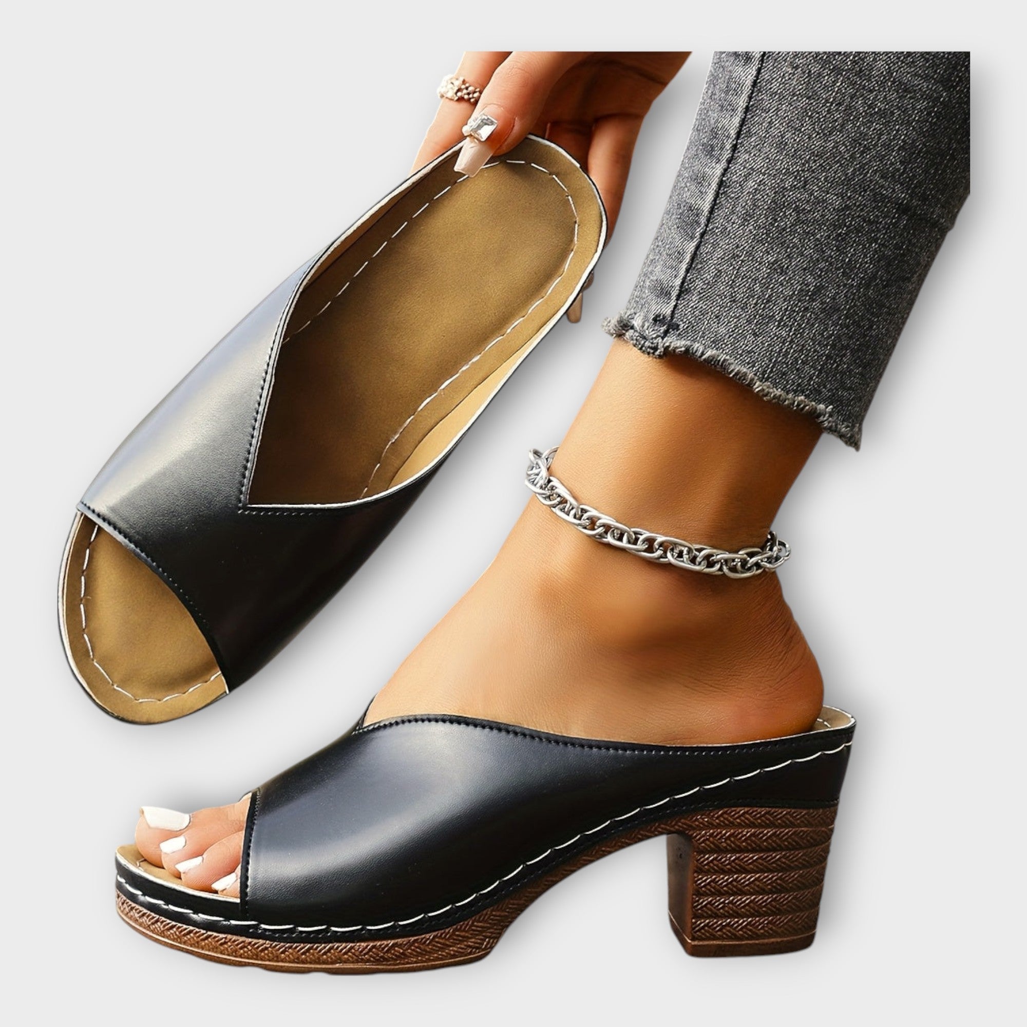 סנדלים עם עקב עבה ועקב פתוח