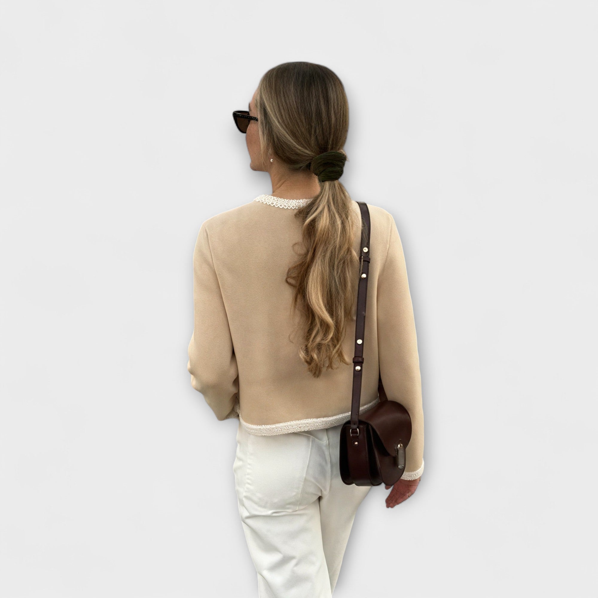 סוודר קלאסי עם כיסים דקורטיביים