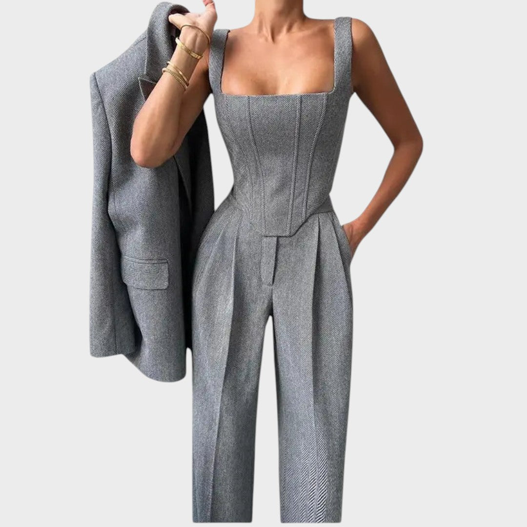 קרולינה – חליפת שלושה חלקים עוצמתית