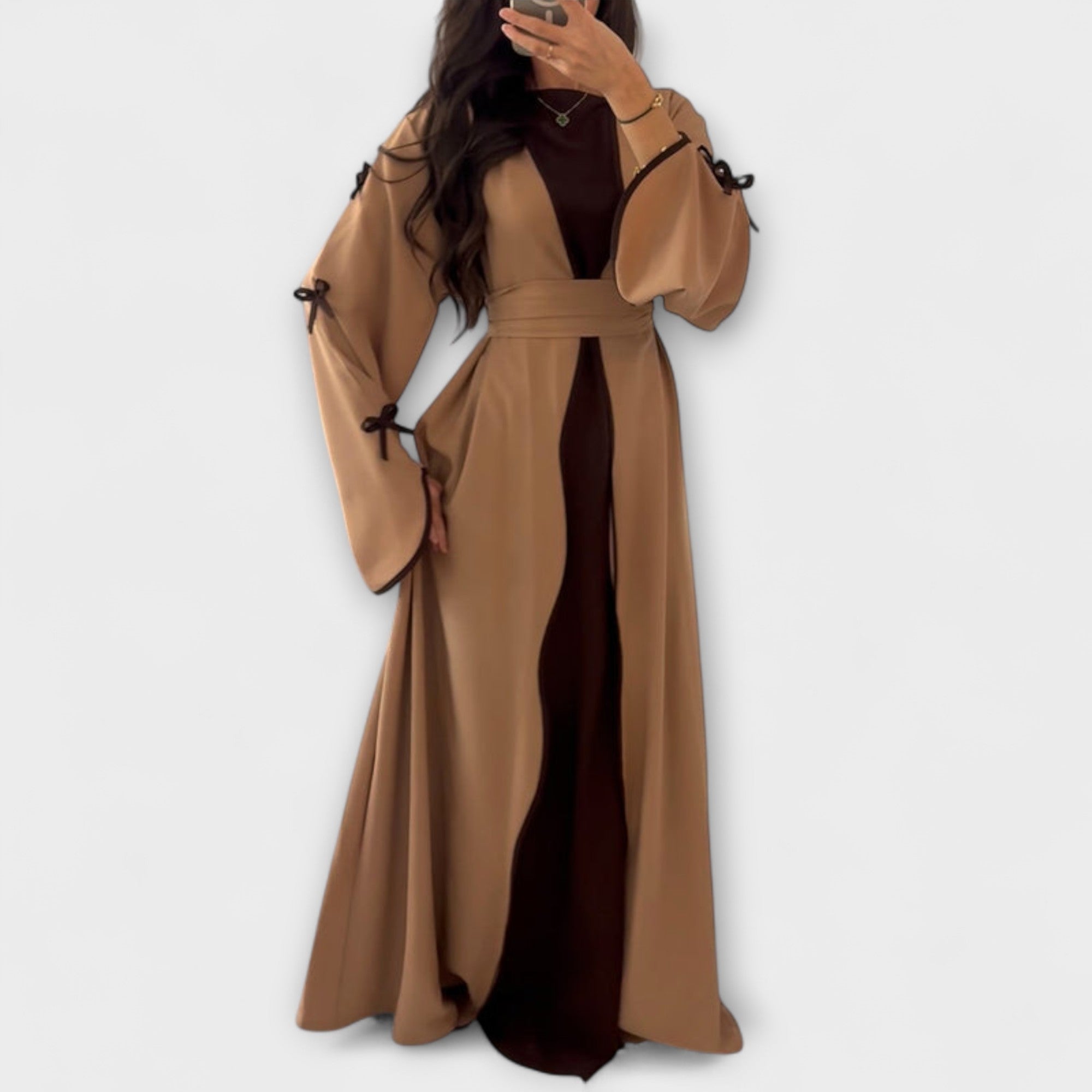 קרדיגן אופנתי ושמלה בשילוב עם קישוטים פסים