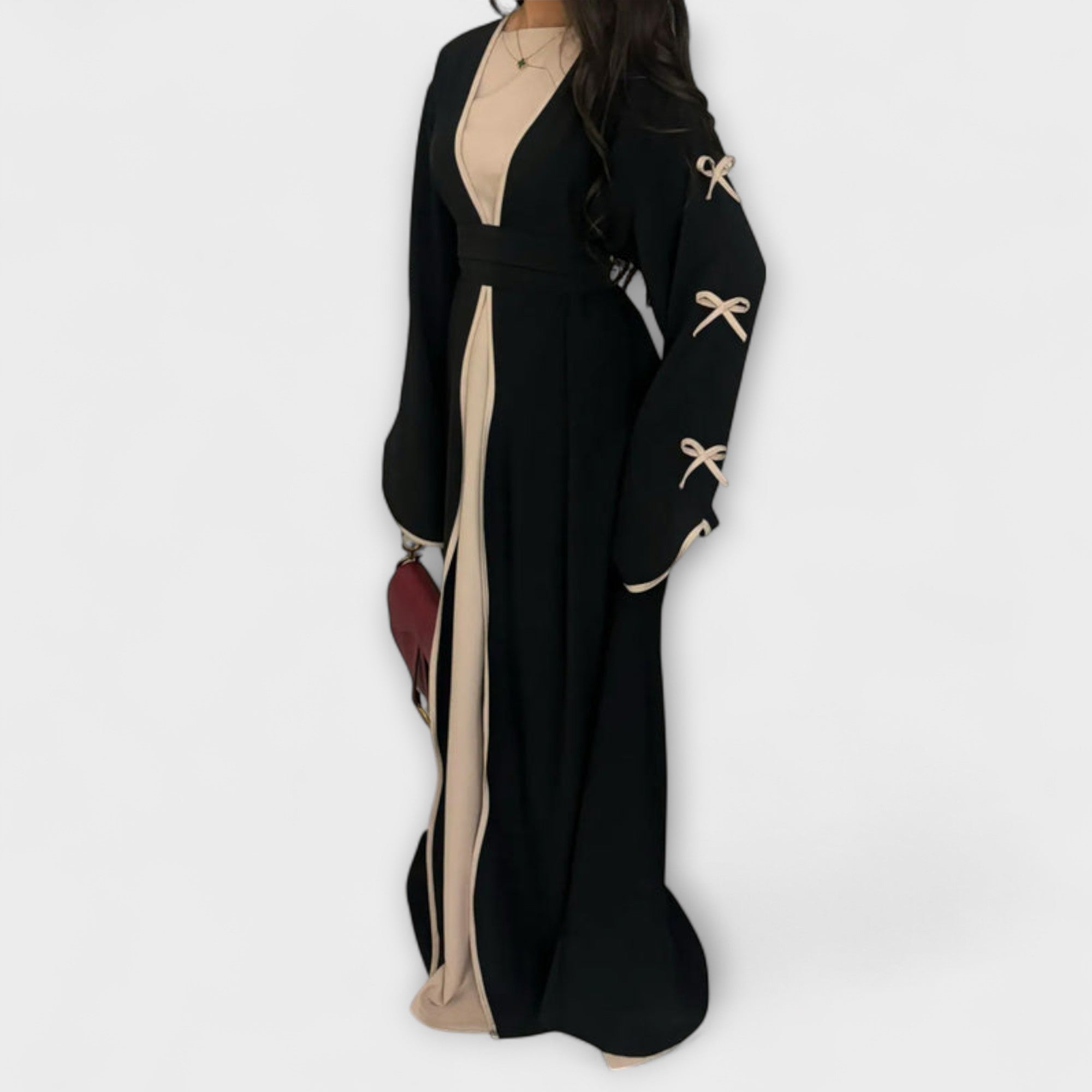 קרדיגן אופנתי ושמלה בשילוב עם קישוטים פסים