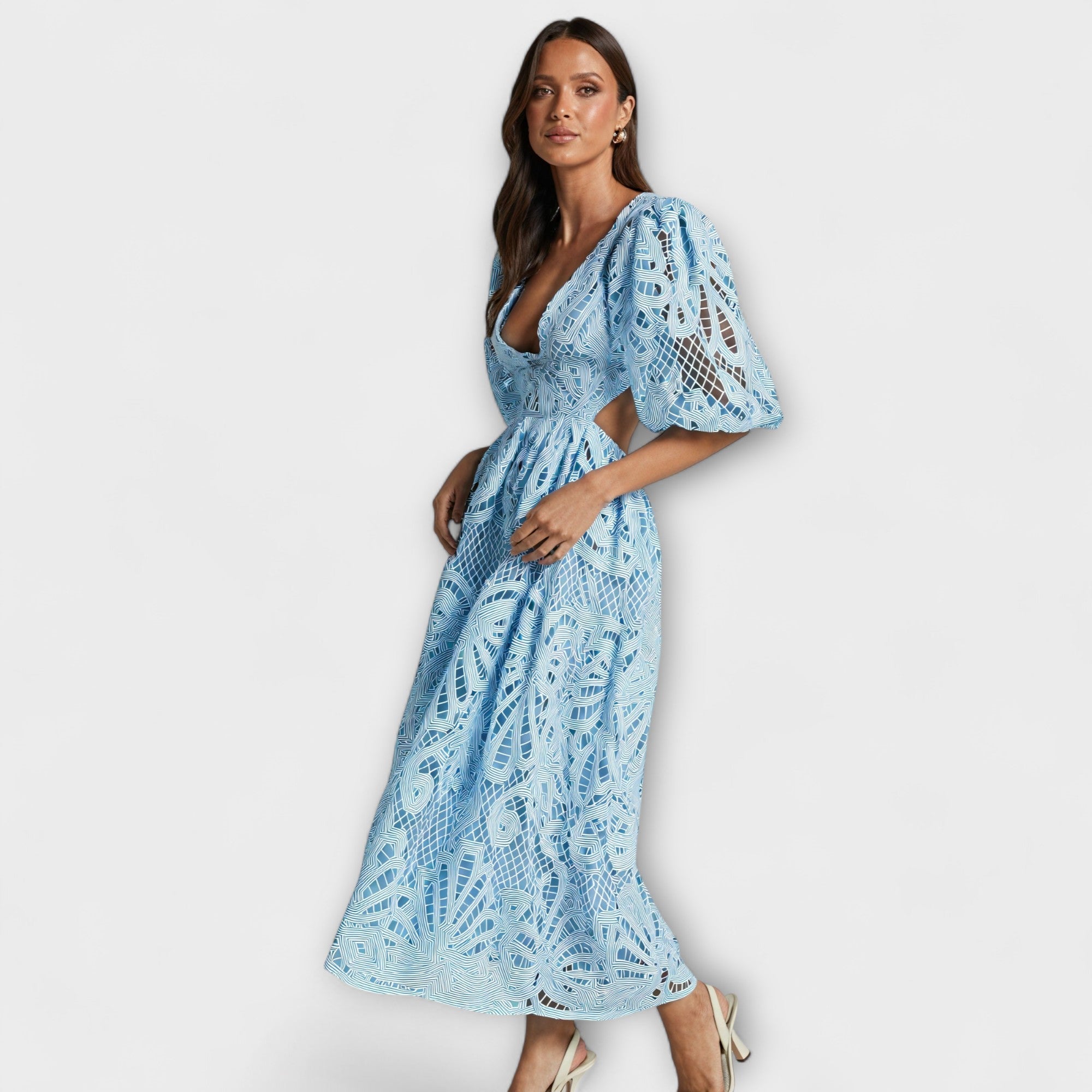 שמלה אלגנטית עם פרטים עדינים