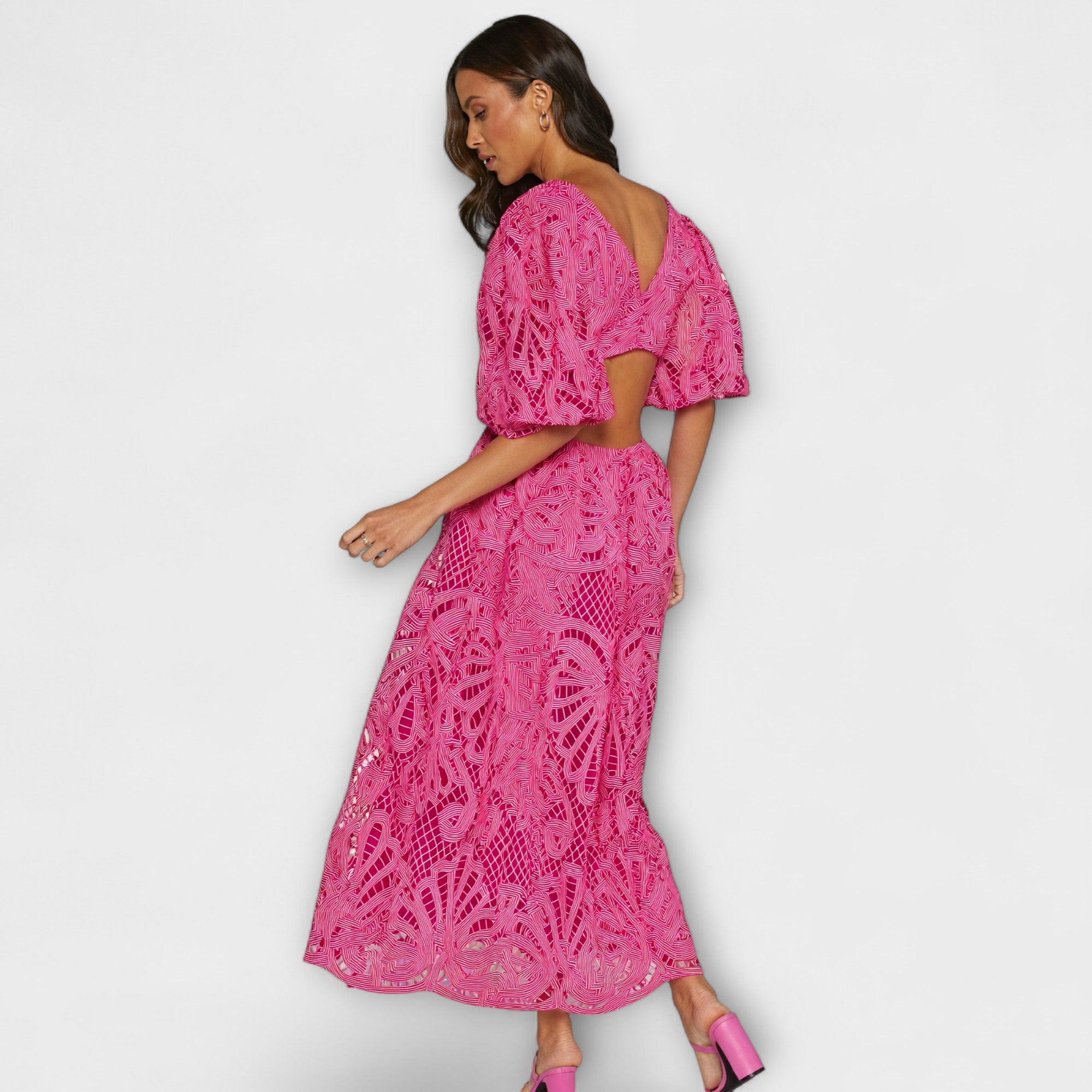 שמלה אלגנטית עם פרטים עדינים