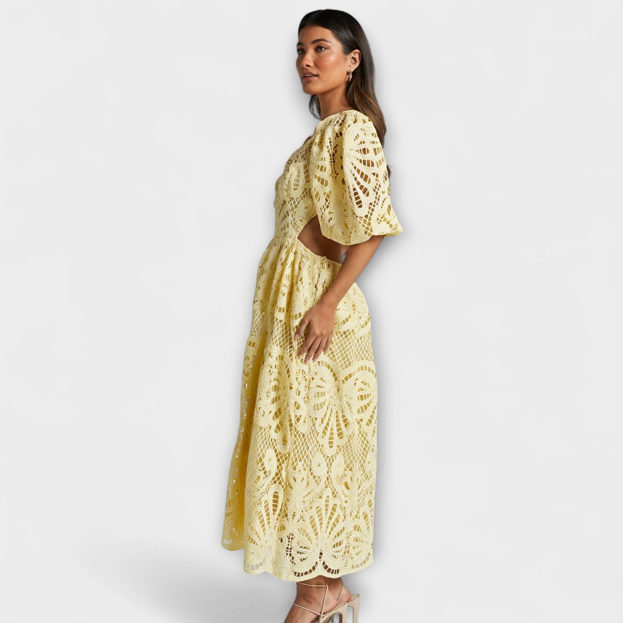 שמלה אלגנטית עם פרטים עדינים