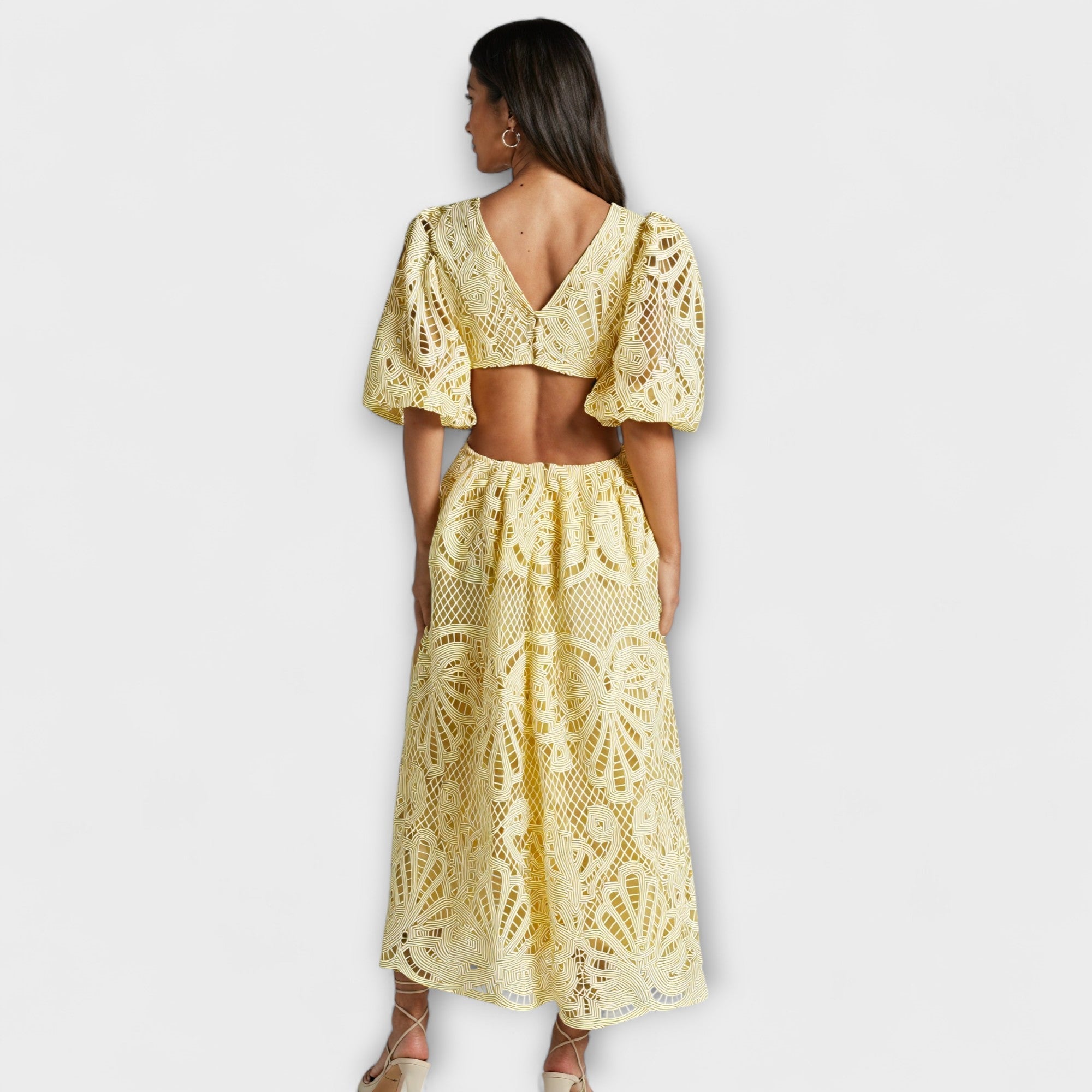 שמלה אלגנטית עם פרטים עדינים