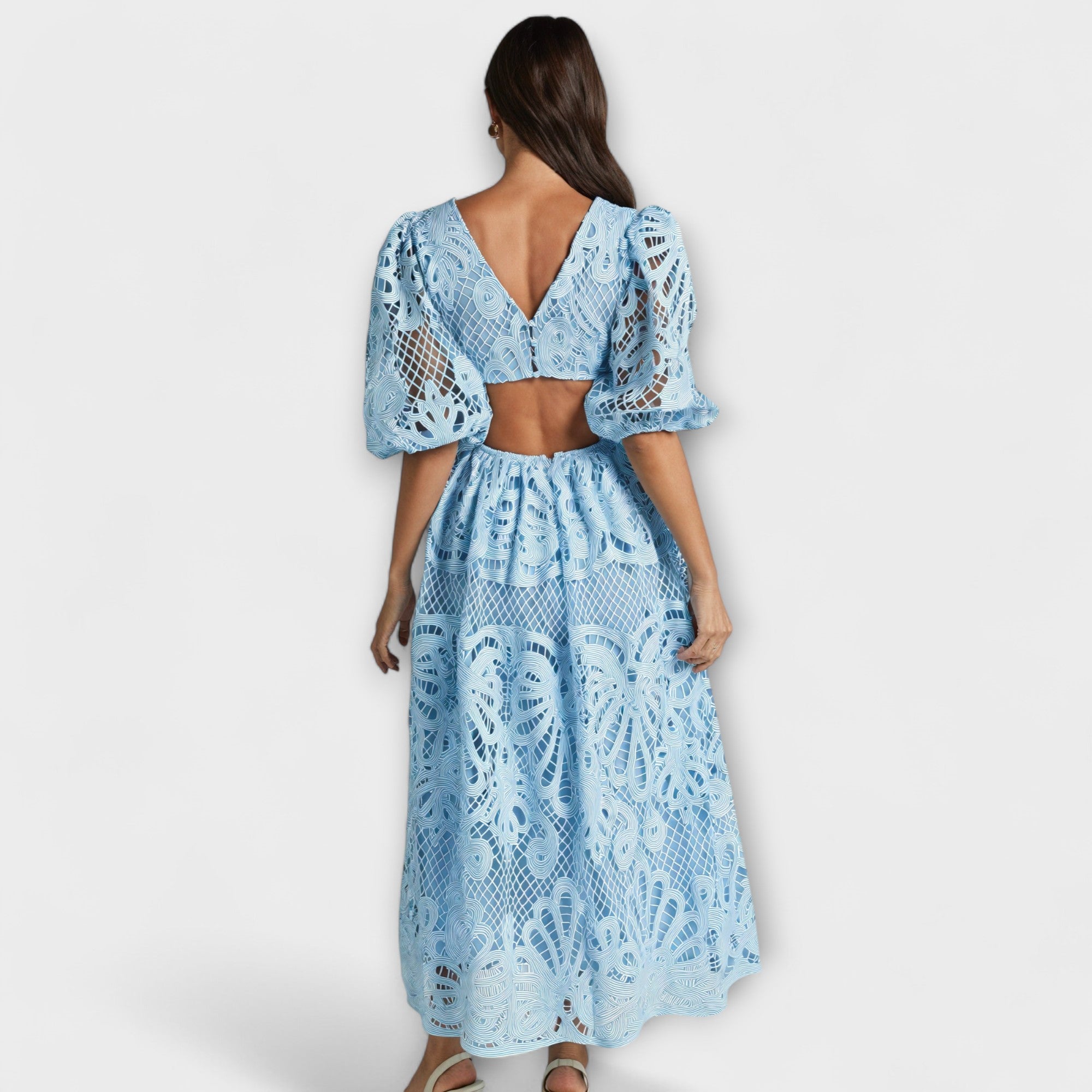 שמלה אלגנטית עם פרטים עדינים