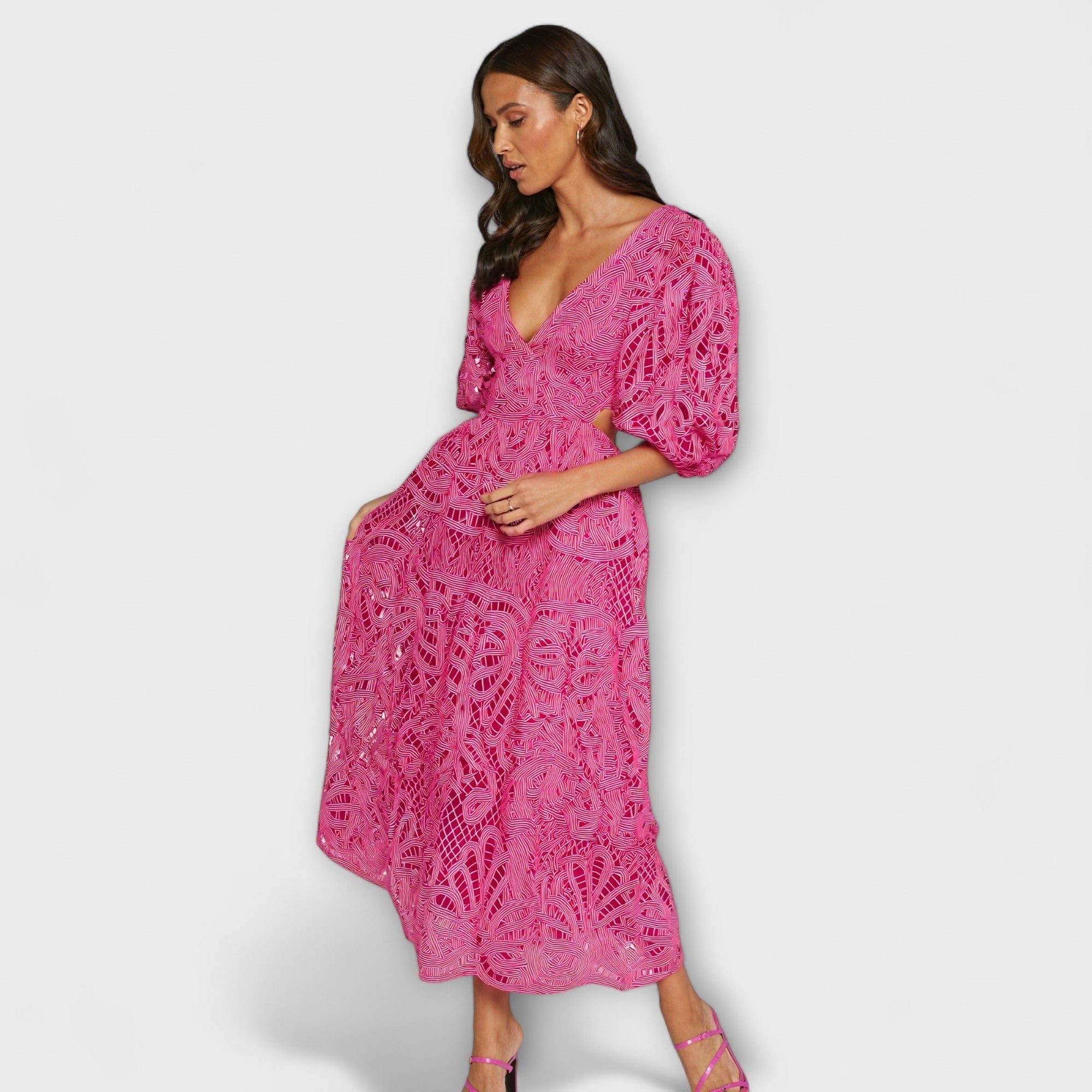 שמלה אלגנטית עם פרטים עדינים