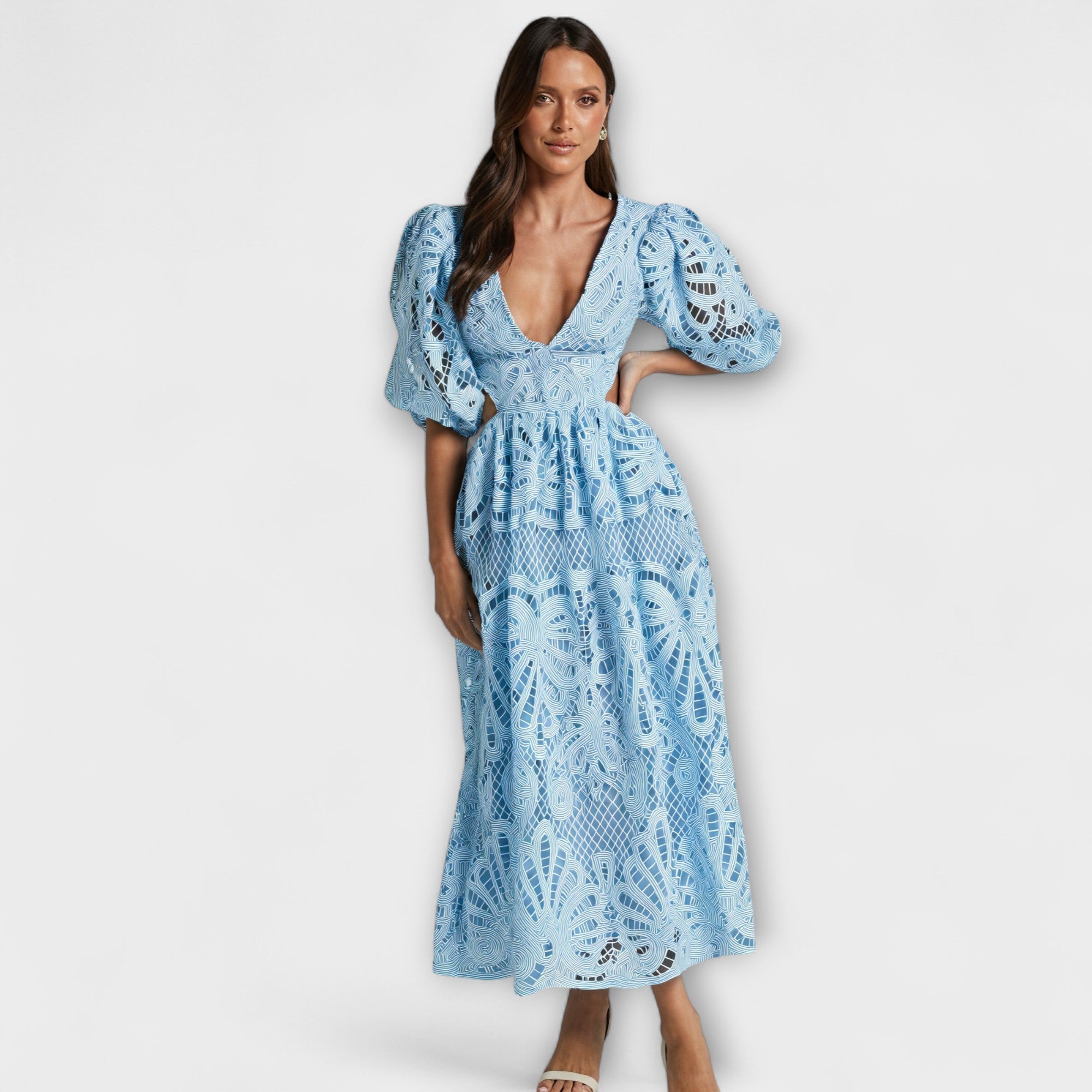 שמלה אלגנטית עם פרטים עדינים