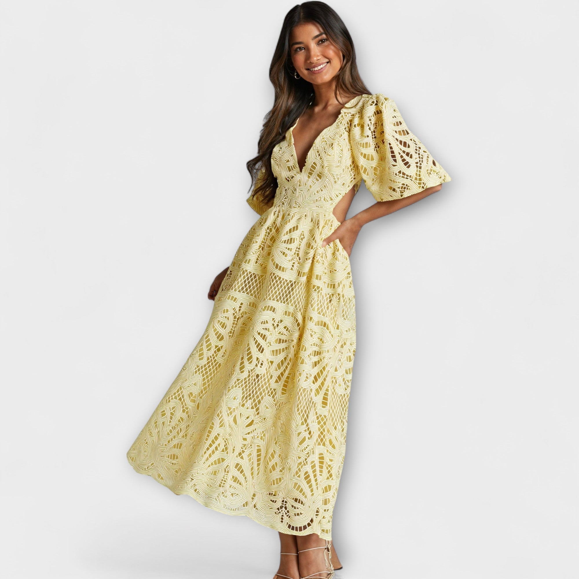 שמלה אלגנטית עם פרטים עדינים