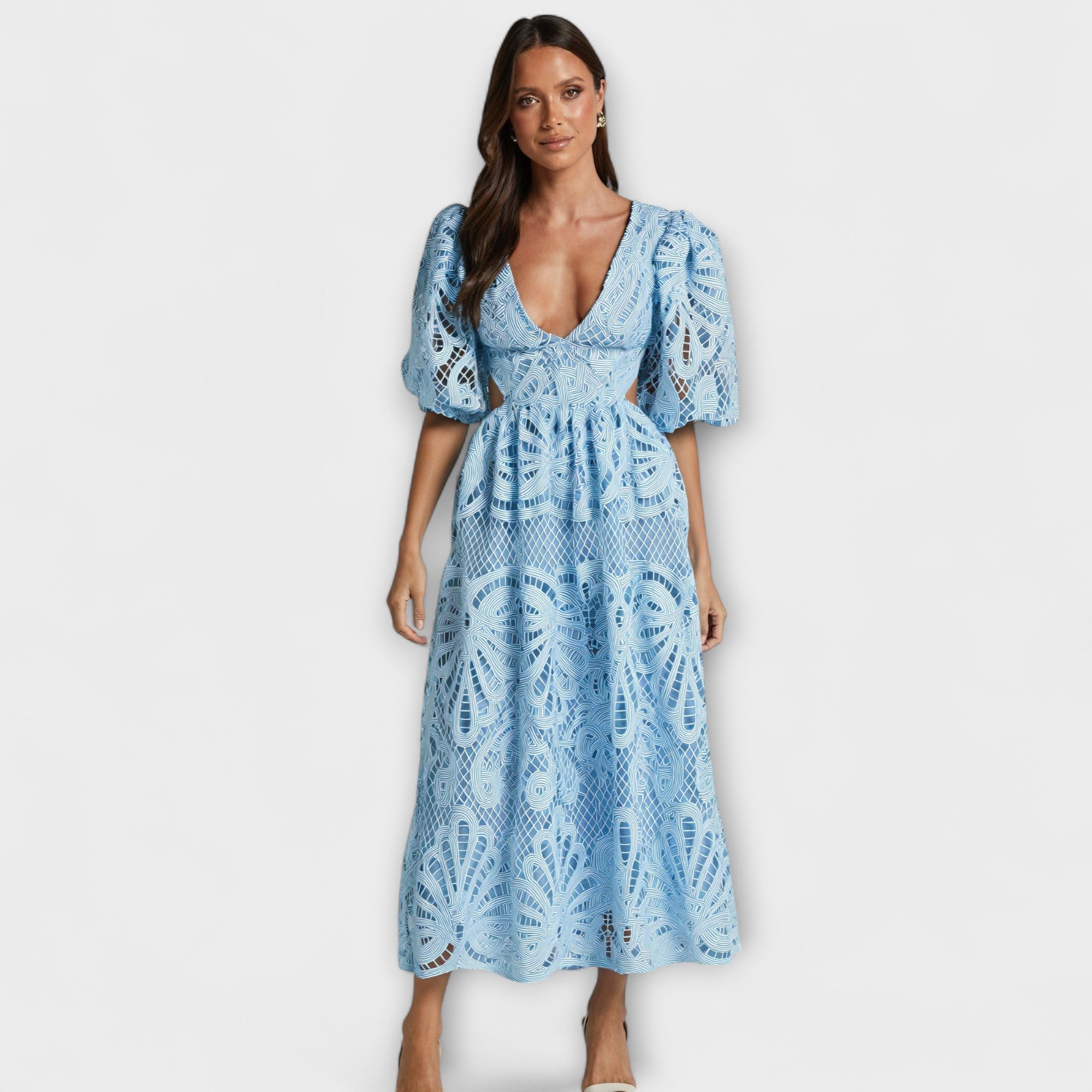 שמלה אלגנטית עם פרטים עדינים