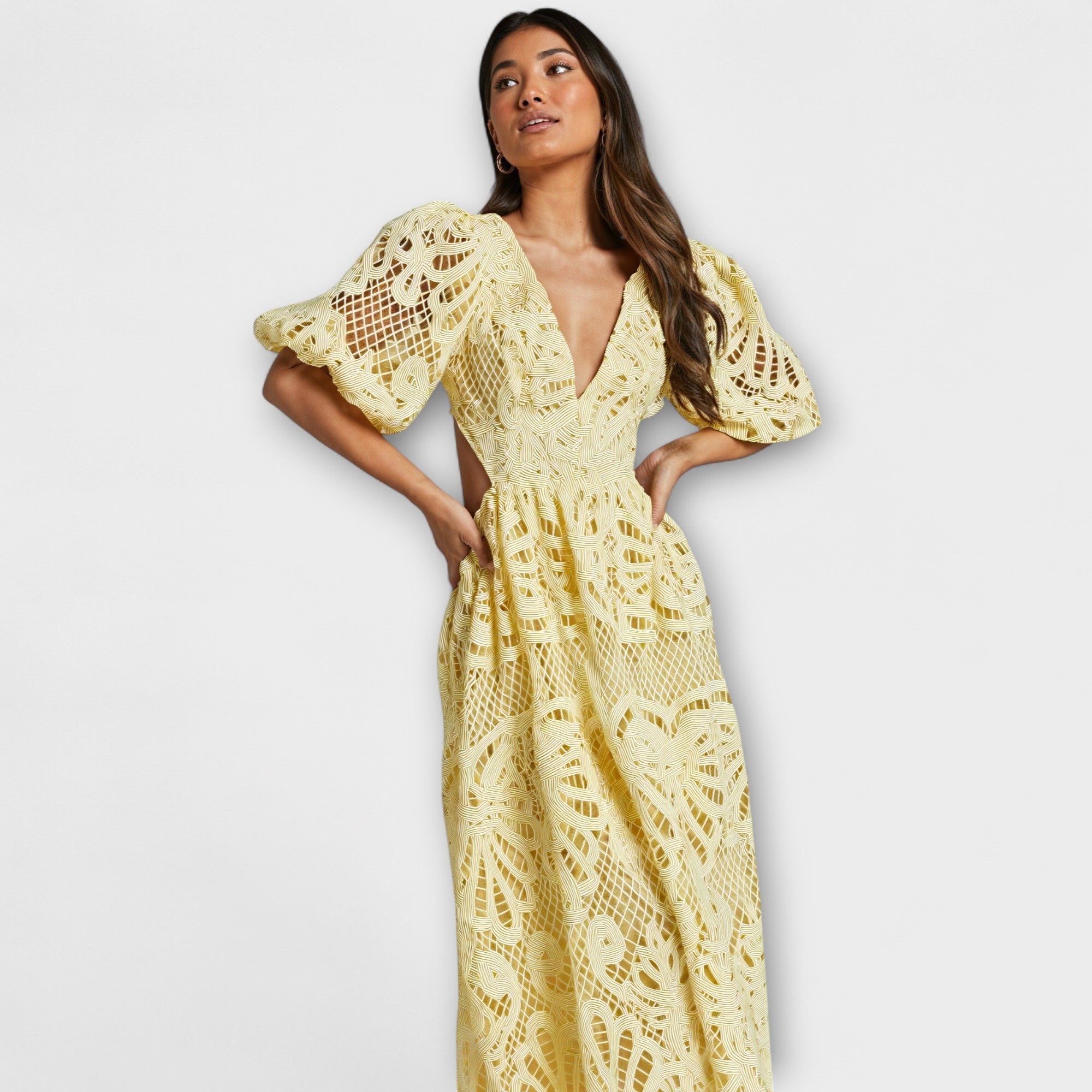 שמלה אלגנטית עם פרטים עדינים