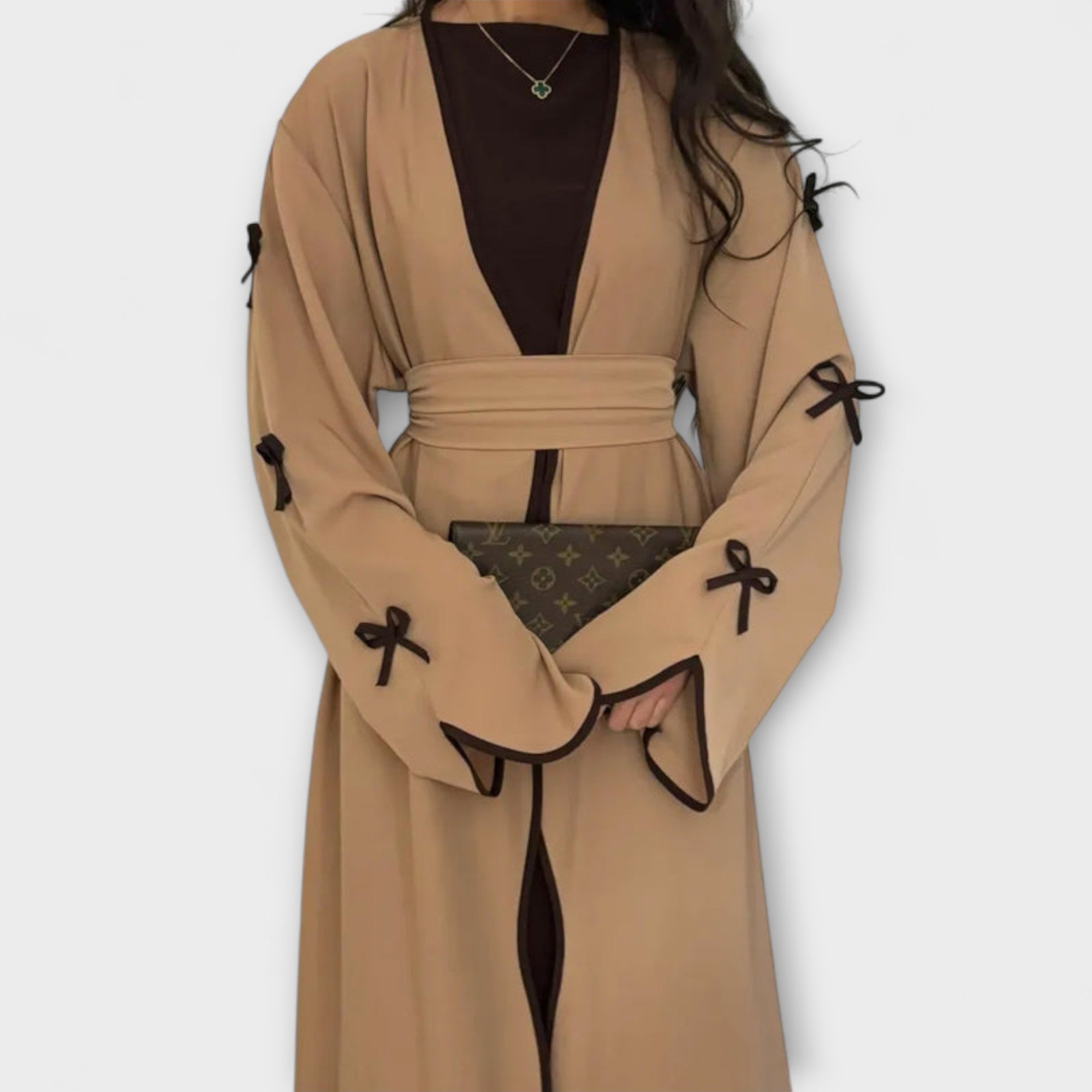 קרדיגן אופנתי ושמלה בשילוב עם קישוטים פסים