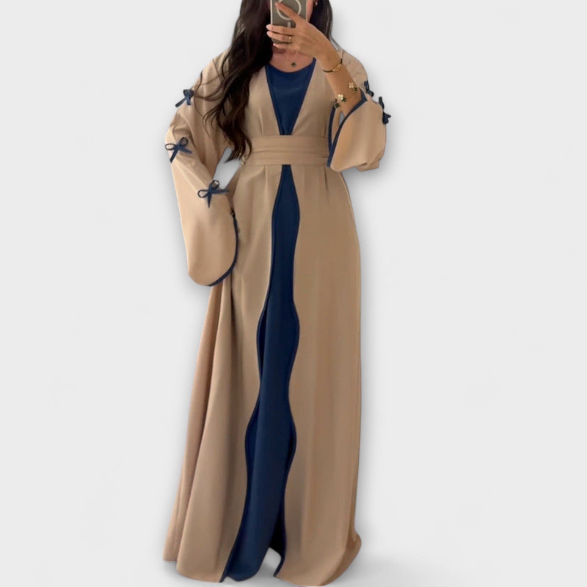 קרדיגן אופנתי ושמלה בשילוב עם קישוטים פסים