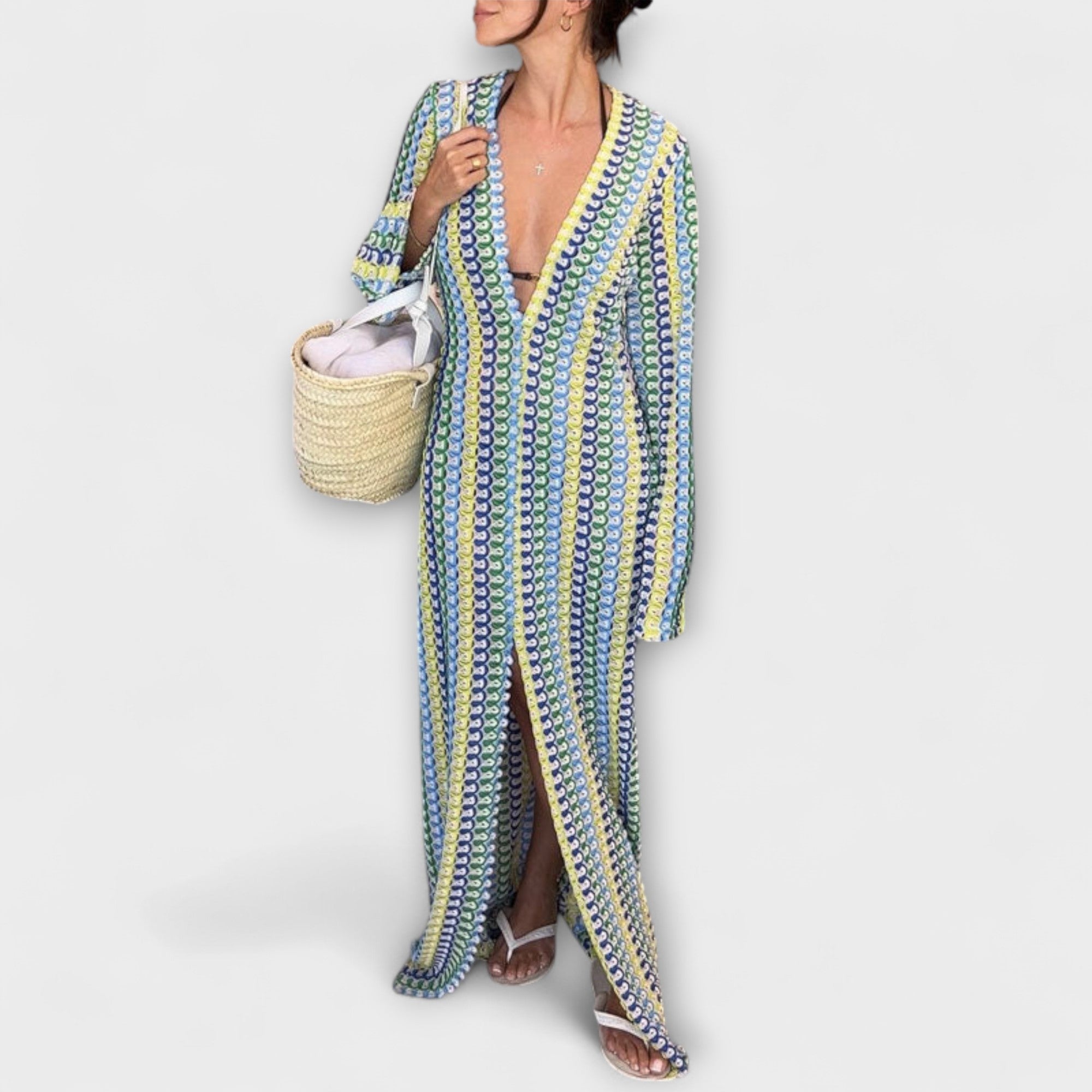 אלינה – שמלת מקסי עם צווארון V ואווירת חופשה