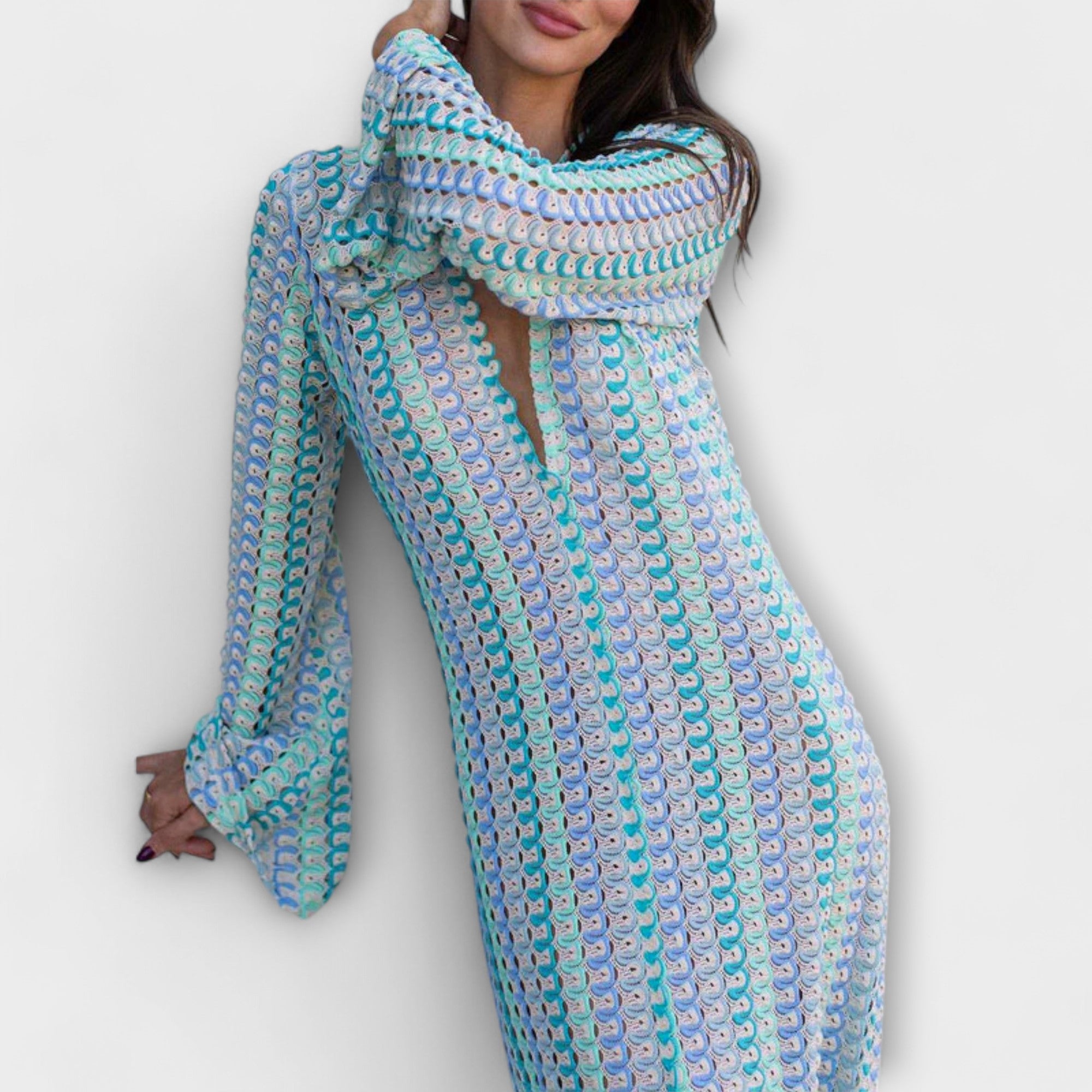 אלינה – שמלת מקסי עם צווארון V ואווירת חופשה