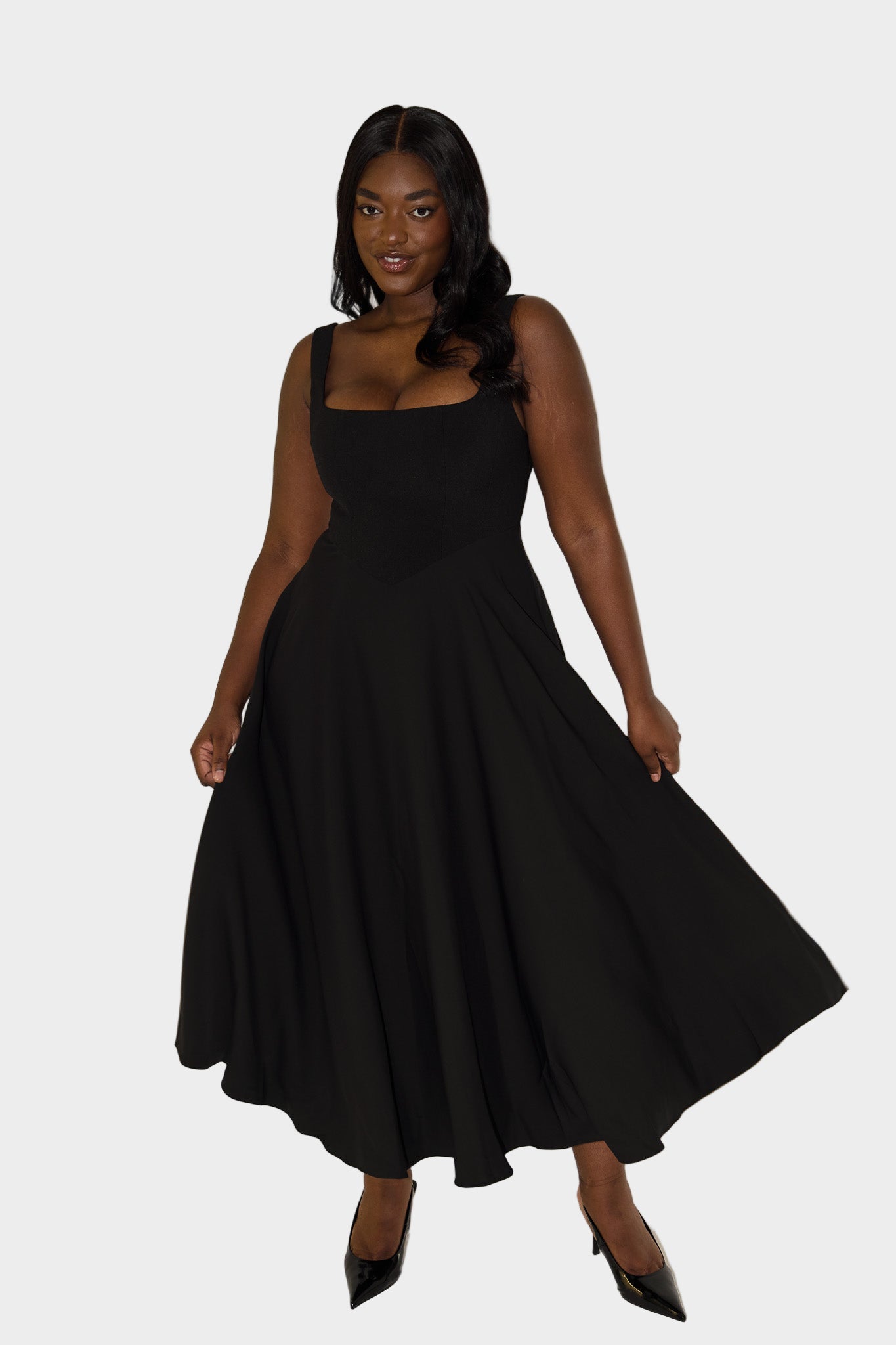 שמלות מידי אווריריות קלאסיות עם קו אלגנטי ותנועה טבעית