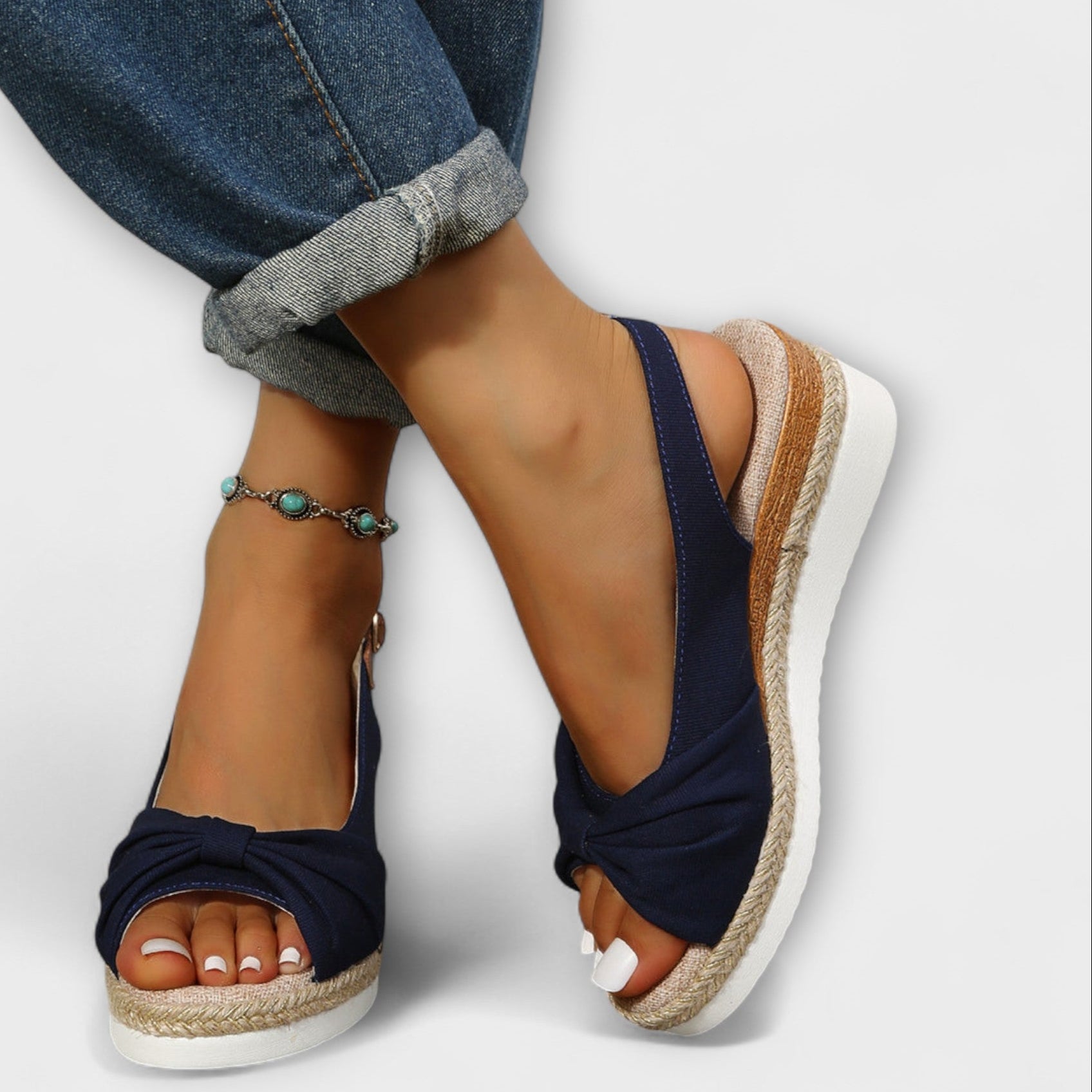 סנדלים קיץ עם קשת דקורטיבית