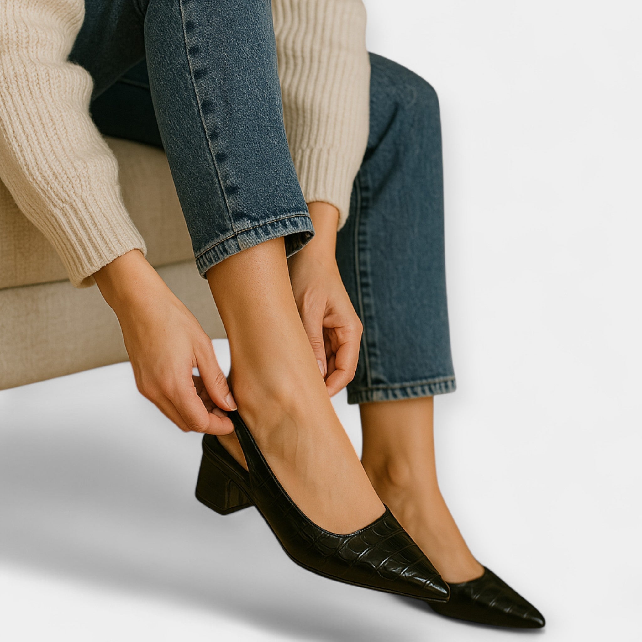 נעלי עקב עם פרטים יוקרתיים