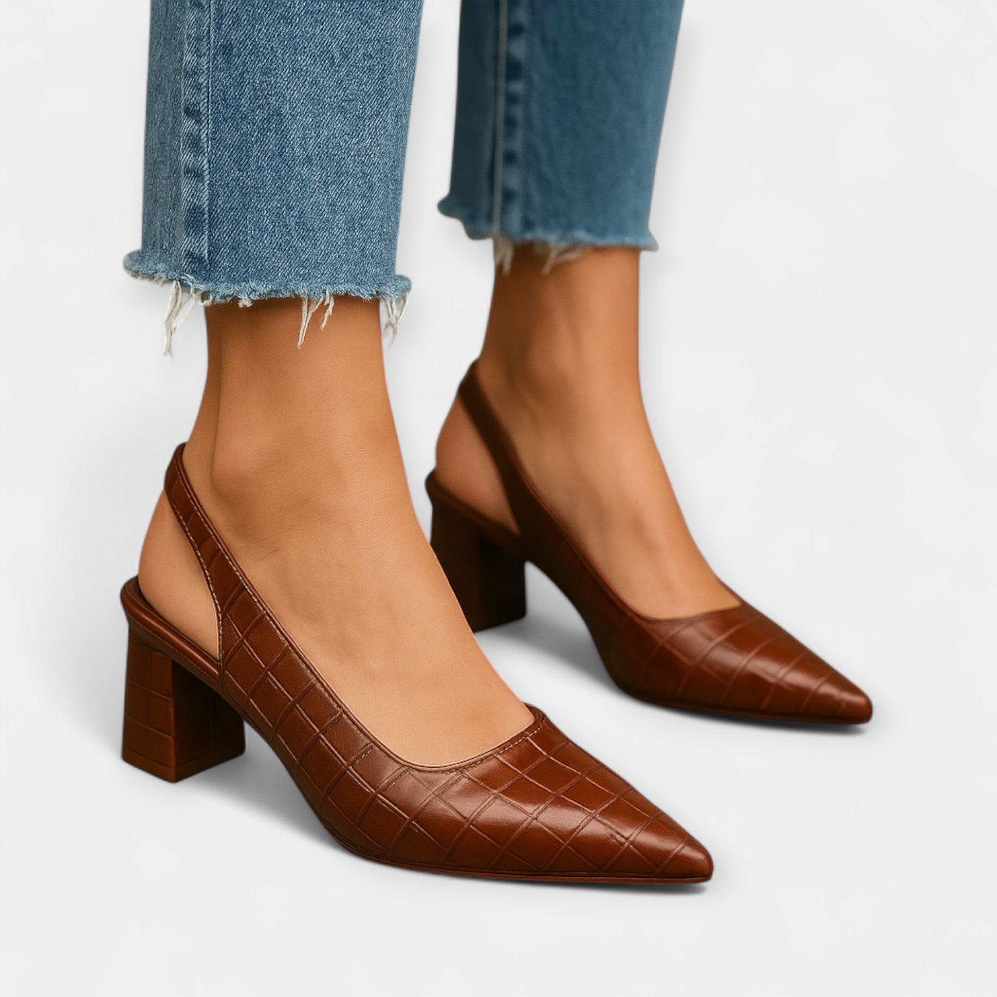 נעלי עקב עם פרטים יוקרתיים