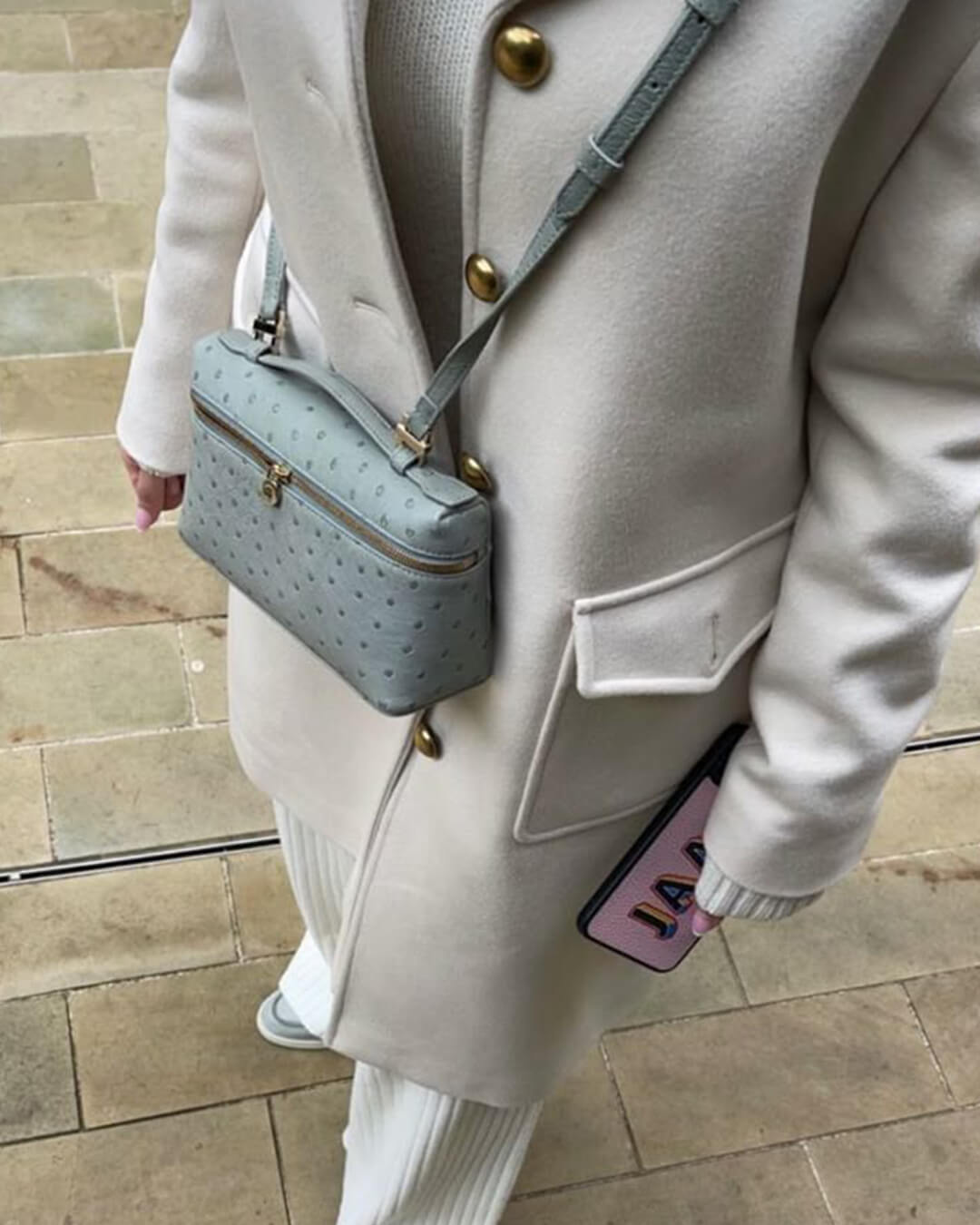 תיק איפור מעור בהשראת אמו של האפר