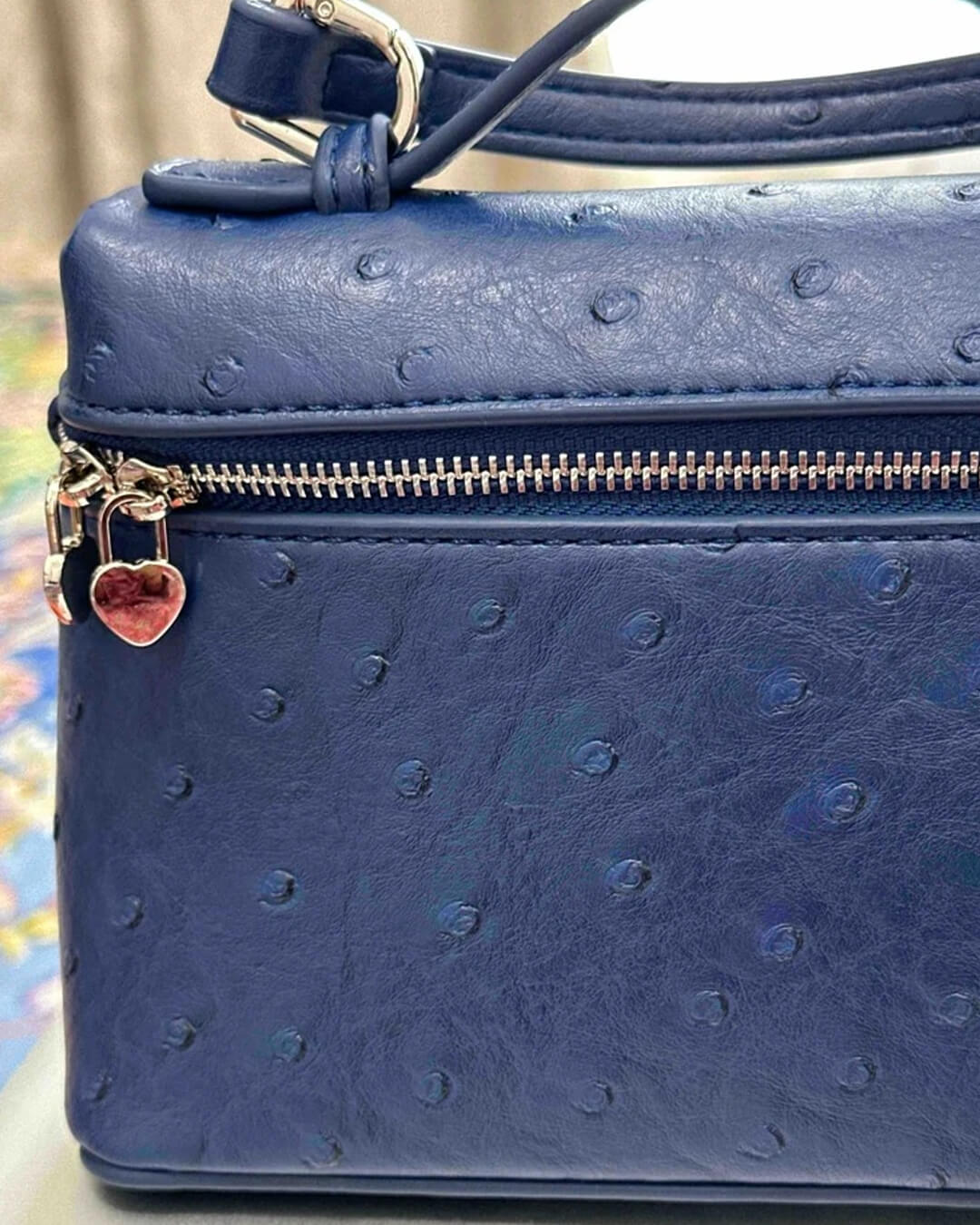 תיק איפור מעור בהשראת אמו של האפר