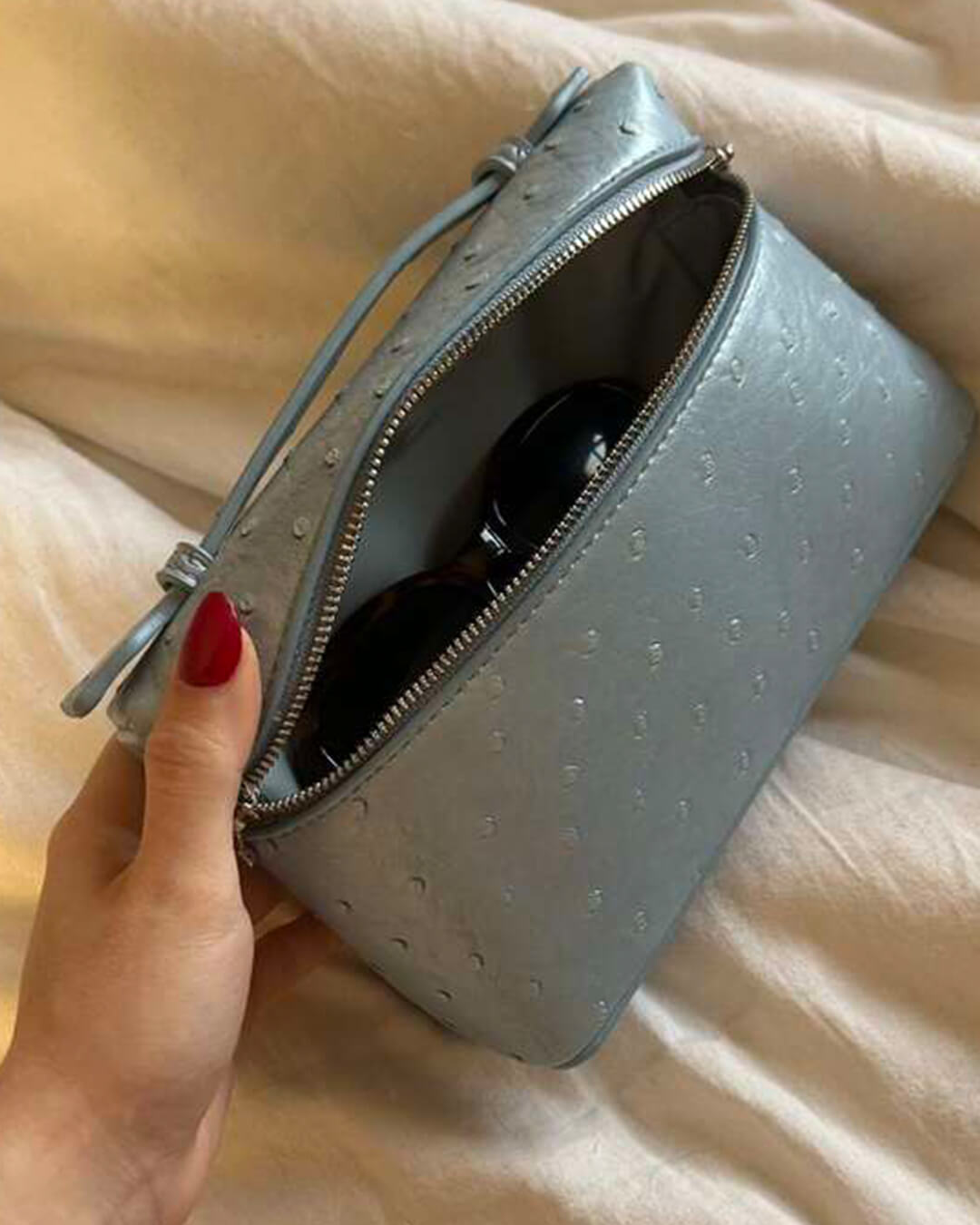 תיק איפור מעור בהשראת אמו של האפר