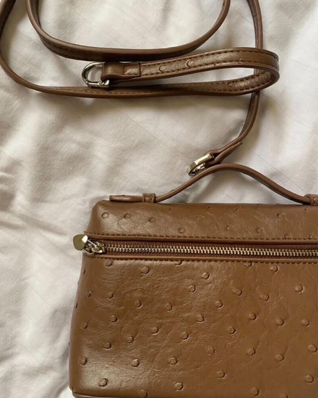 תיק איפור מעור בהשראת אמו של האפר