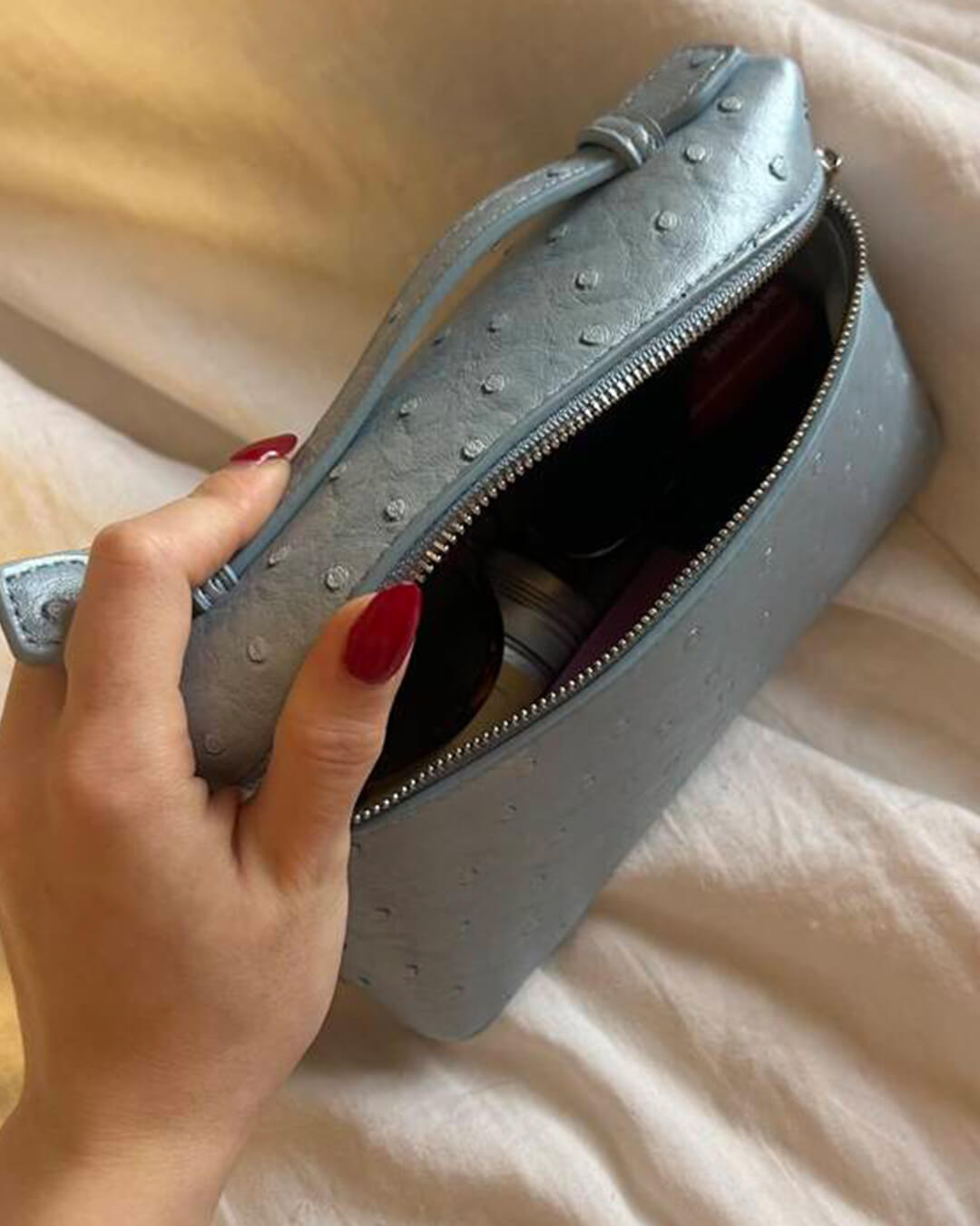 תיק איפור מעור בהשראת אמו של האפר