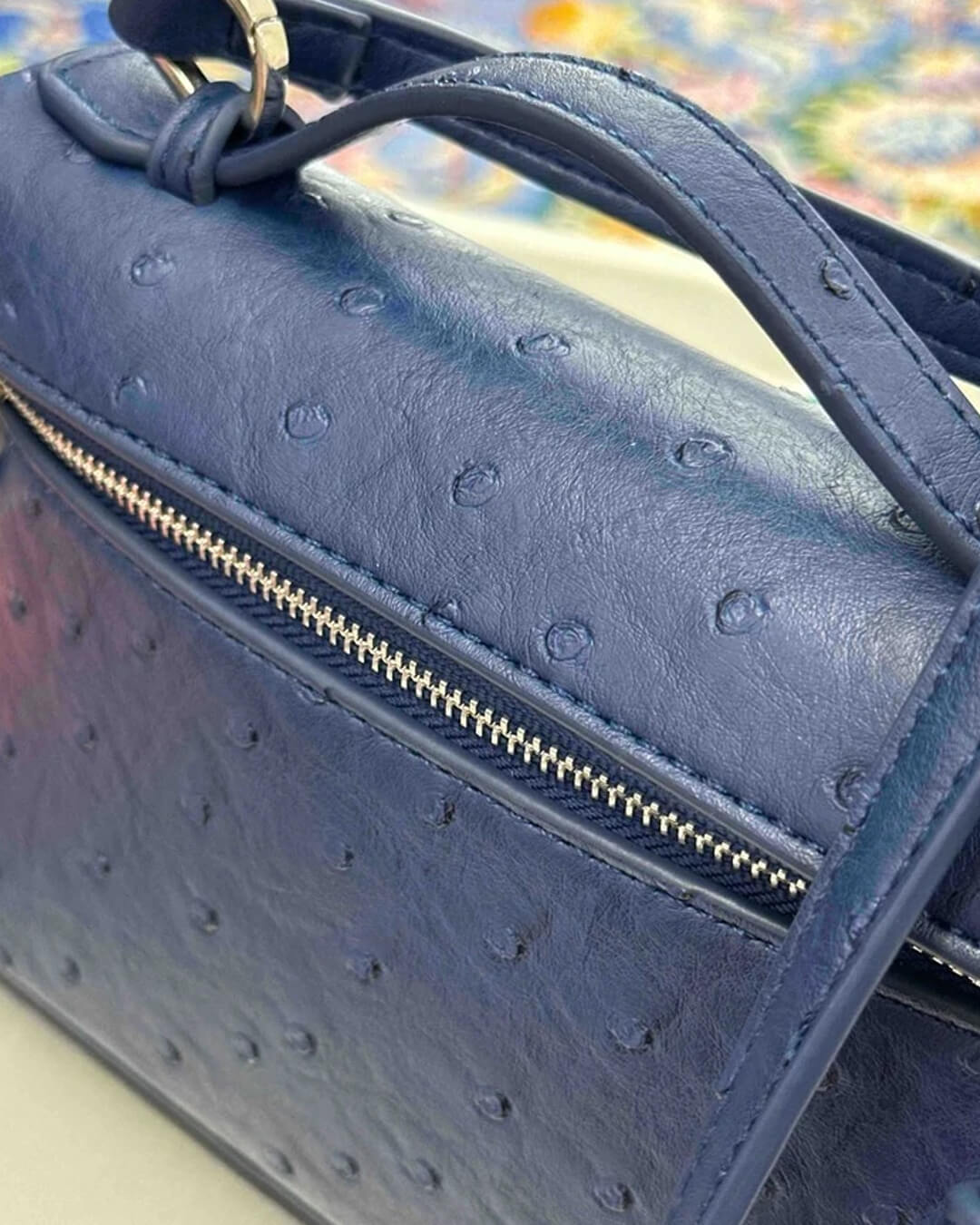 תיק איפור מעור בהשראת אמו של האפר